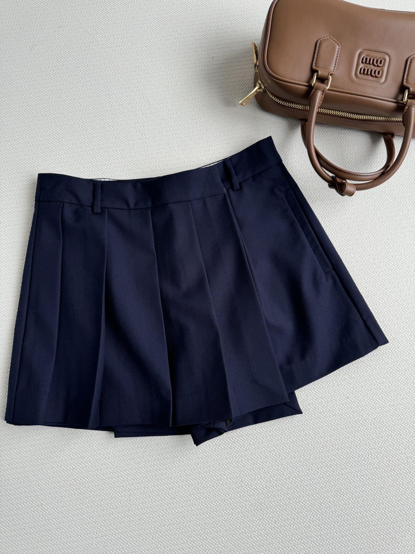 NO:900616,MiuMi*'s new one-piece pleated culottes have an asymmetric hem and pocket decorations on the sides. It perfectly adds to the simple style without losing the grandeur and class. It looks like a skirt but is actually trousers. The overall design has a sense of design and layering!  Clean three-dimensional tailoring, tolerant and comfortable fit, versatile and slim, sweet and cool, must-have items for fashionable girls’ wardrobes SML,,miumiu,skirts,19860909MiuMi*新款一片式压褶裤裙,裙摆不对称设计侧边做了口袋装饰,完美加分简约风格也不失大气与档次,看似像半裙其实是裤子 整体很有设计感与层次感！干净立体剪裁 版型包容舒适,百搭又显瘦甜酷风穿搭 时髦少女衣橱必备气质单品SML,,miumiu,skirts,,Women's clothing