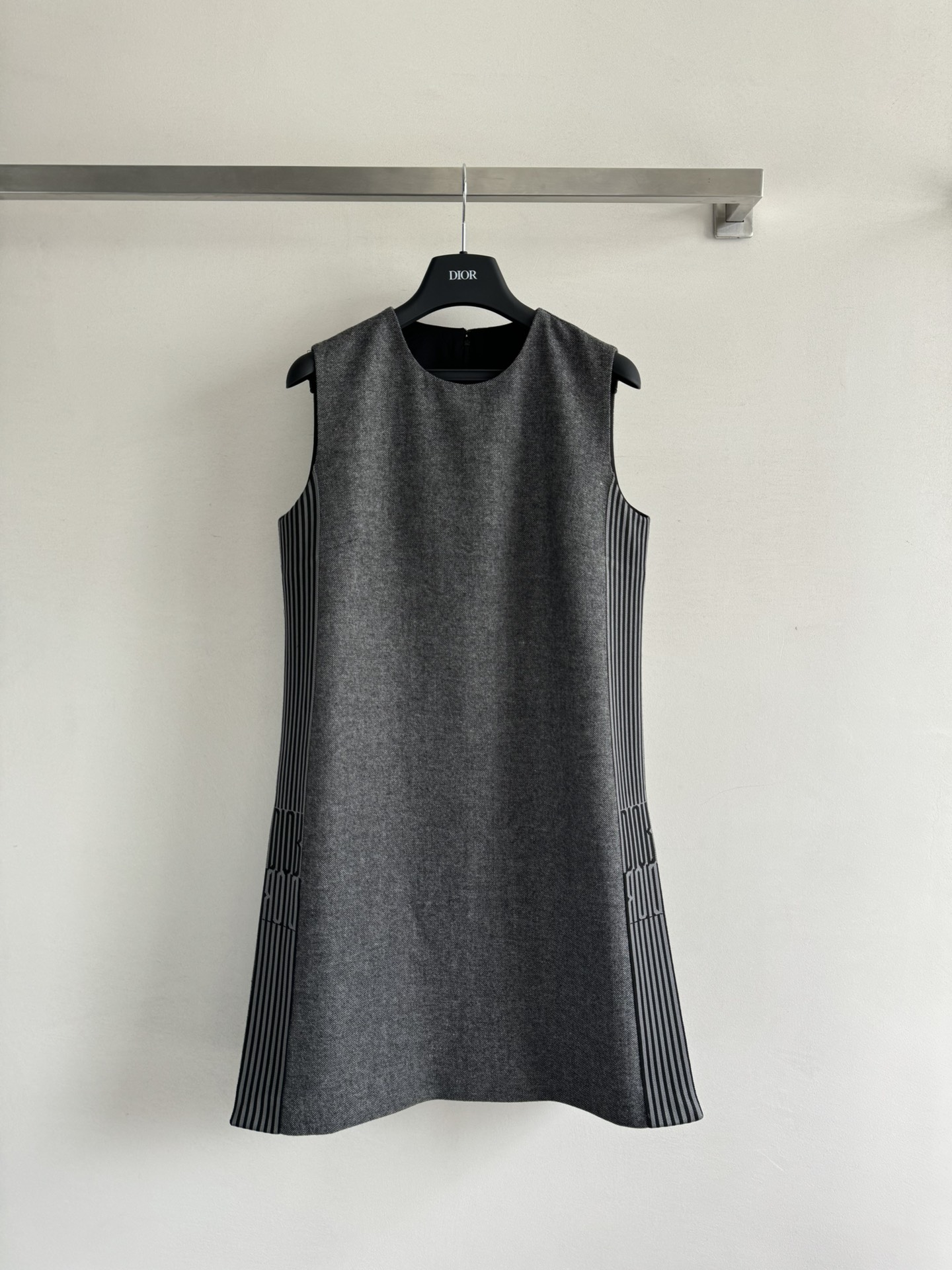 NO:438513,Dio*25SS new style, fashionable high-end gray sleeveless dress, double-sided vertical striped letter logo design, wool blend fabric quality, unique taste and personality charm online, classic style, simple and atmospheric, perfect fabric draping with texture, clean three-dimensional tailoring, soft and comfortable, the overall is very in place, very high quality!  Wear a full sense of high-end SML-, dior, skirts, alexander wang19860909Dio*25SS新款 时尚高级灰无袖连衣裙,双边竖条纹字母logo设计,羊毛混纺面料品质在线上身独特的品味与个性魅力,经典版型 简约大气 完美十足的面料垂坠有质感 干净立体剪裁 手感柔软舒适 整体很到位非常高品质！穿上满满的高级感SML-,,dior,skirts,alexander wang,Women's clothing