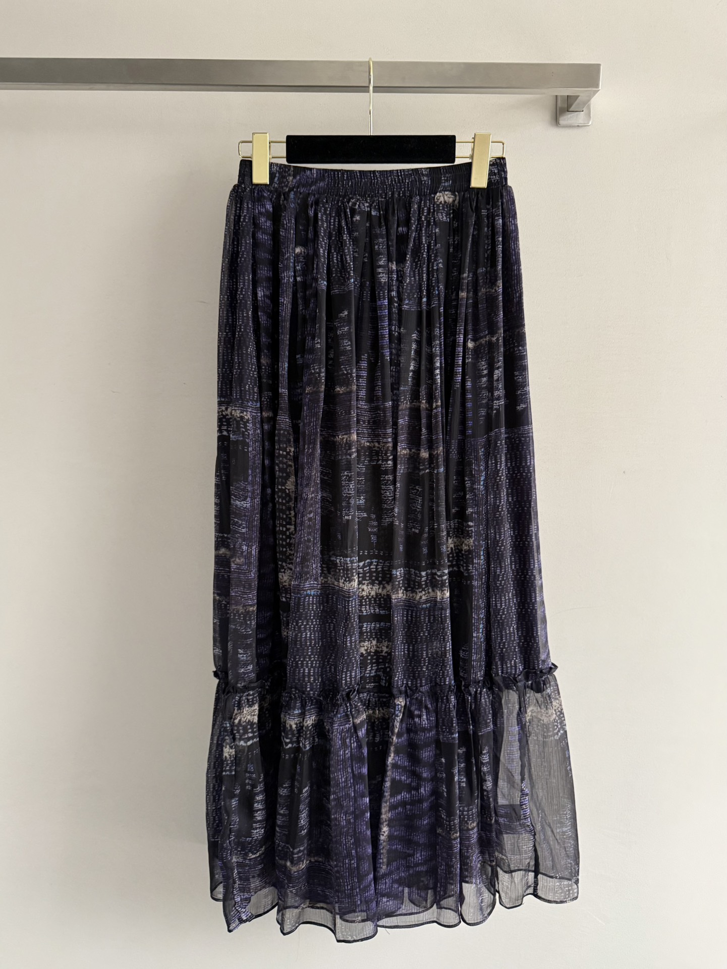 NO:413294,Sait Lauren*25SS retro printed skirt, the light fabric has a good touch, the elastic waist design is highly inclusive, it is super comfortable to wear, the wide skirt is tailored neat and generous, the upper body perfectly shows the elegant temperament of women, all kinds of fashionable combinations can create a fashionable look, and the aura is very charming!  SML, skirts,alexander wang19860909Sait Lauren*25SS复古印花半身裙,轻盈的面料触感很好,松紧腰设计包容性高,穿着超级舒适,阔阔的裙摆剪裁 利落大方,上身完美展现了女性的优雅气质各种时髦搭配都能打造出时尚感满满的造型,气场魅力感很足！SML,,skirts,alexander wang,Women's clothing