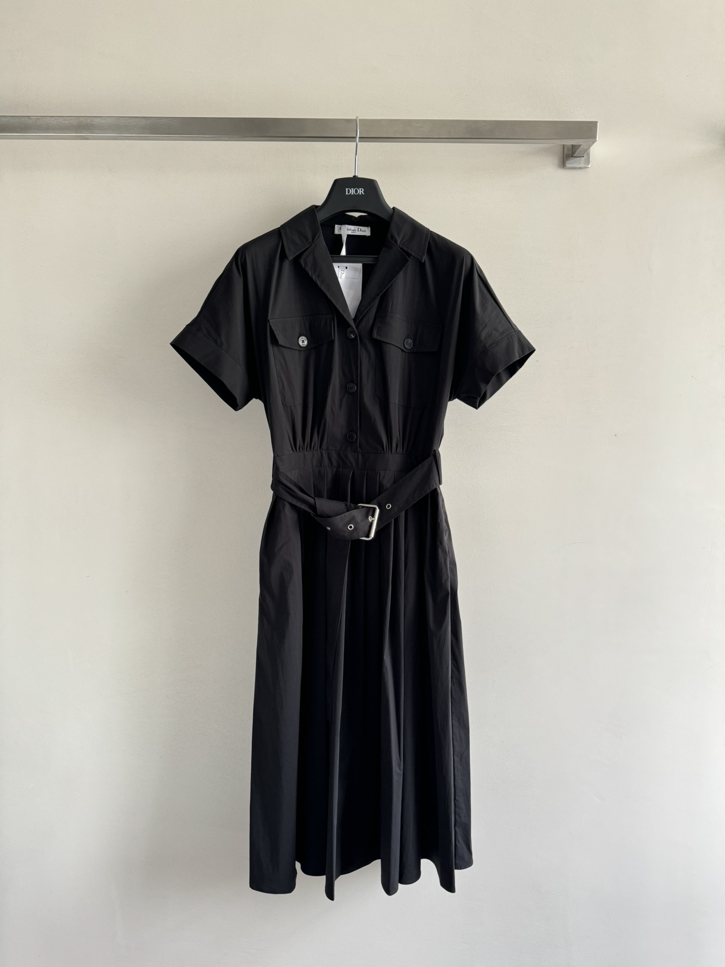 NO:452768,DIO*25 spring and summer new dress with high waist design and belt make you look slim. The hardware and buttons must be embellished with LOGO letters. The hem of the skirt has a good pleat draping feeling and is highly inclusive, highlighting the perfect proportion of women and daily commuting. It is very suitable for small women. SML-, dior, skirts, alexander wang19860909DIO*25春夏新款连衣裙裙子高腰的设计搭配腰带很显瘦,五金和扣子都定有LOGO字母点缀,裙身下摆褶皱垂坠感好,包容性强,凸显女性完美比例日常或通勤都适合,超适合小个子女性SML-,,dior,skirts,alexander wang,Women's clothing