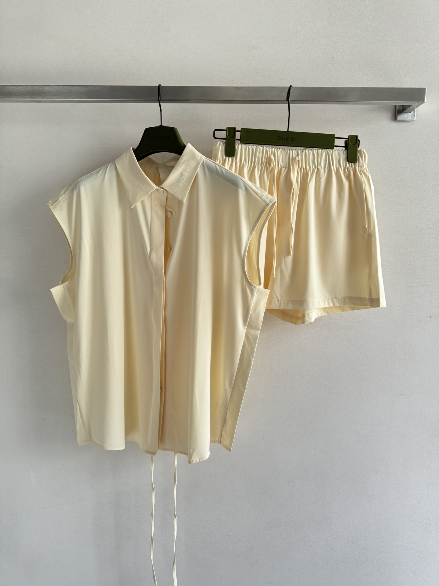 NO:433728,GUCC*SS new suit shirt design is very fashionable, with low-key and luxurious back buckle craftsmanship, loose and comfortable pants, elastic drawstring design, fat and thin, a set of top body fashionable and fashionable, it is very suitable for going out for fun in summer, SML, gucci,shirts,alexander wang19860909GUCC*SS新款套装衬衫设计非常时尚,后背开扣工艺低调奢华 ,宽松舒适无束缚裤子松紧抽绳设计,胖瘦都可驾驭,一套上身时髦洋气,夏季超适合出去玩穿搭SML,,gucci,shirts,alexander wang,Women's clothing