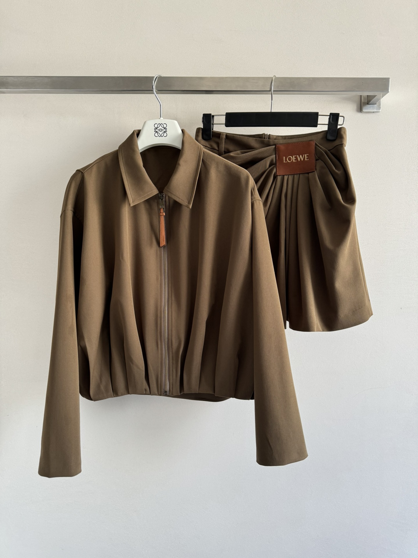 NO:332724,The new LOEW*25SS small jacket is loose and short, and the unique zipper design adds more neatness. The upper body makes the body proportions very good. The unique pleated design behind it is combined with the leather logo to decorate the details. It is matched with the series skirt. It is both casual and fashionable when you walk around, and it is suitable for both commuting and casual outings, which can easily show the elegant temperament and charm. Loewe, skirts, jackets & coats, alexander wang19860909LOEW*25SS新款小外套宽松短款的版型超显随性 独特的拉链设计增添了更多的利落感,上身把身材比例显的很好,背后独特的褶皱设计配上皮标装饰细节感拉满,搭配系列半裙～走动间都是不经意的时髦通勤还是休闲出街都适配,轻松展现优雅气质魅力,,loewe,skirts,jackets & coats,alexander wang,Women's clothing