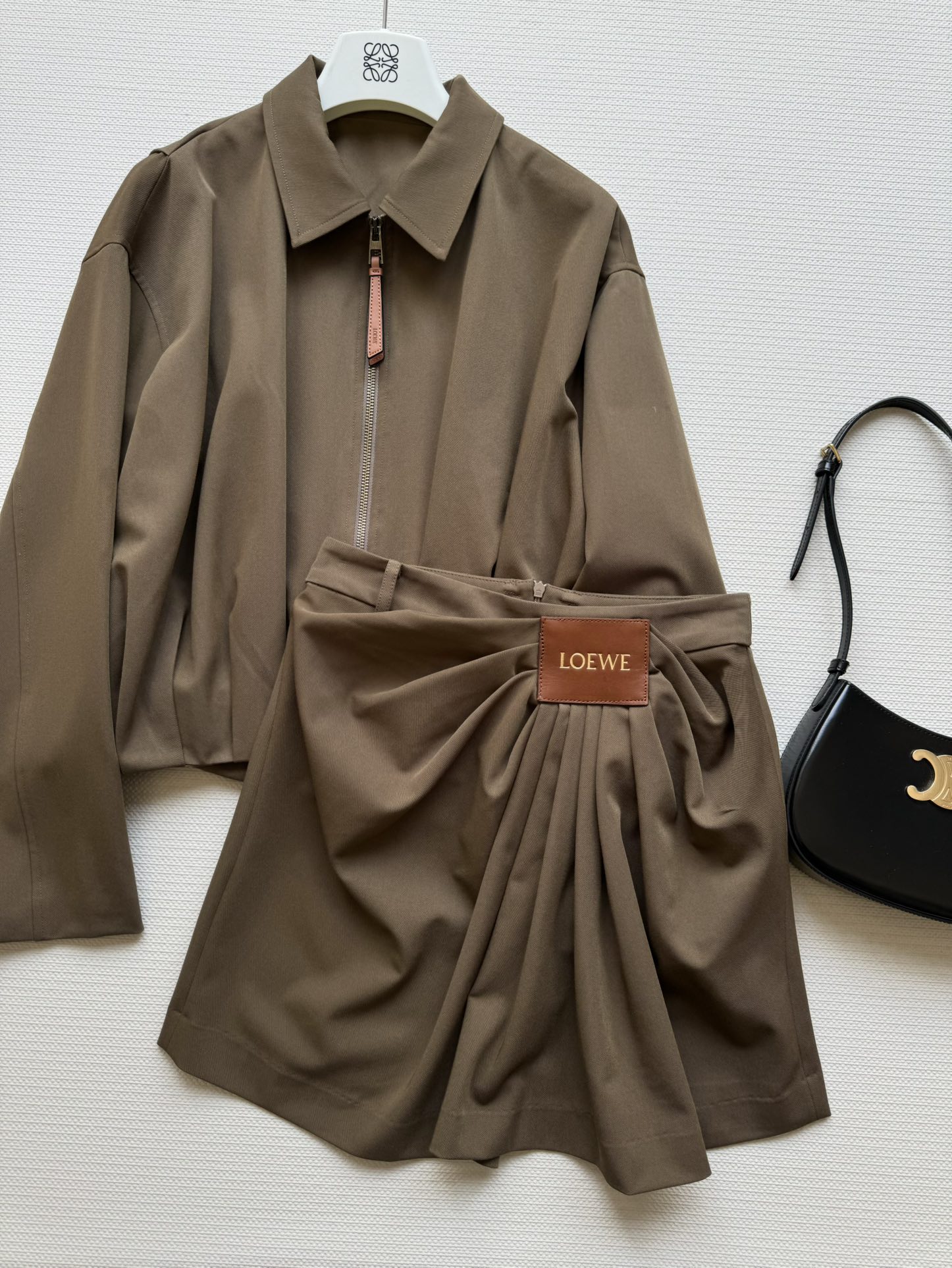 NO:332728,LOEW*25SS new pleated skirt with exquisite pleated design on the side with logo leather logo decoration to increase the sense of detail. The fashionableness is directly pulled over the skirt with the A-line style to make the legs look longer. The overall combination is cool and sexy. It is easy to grasp the sense of high-end fashion and whether to communicate or go out for leisure, and easily show the elegant temperament and charm. Loewe, skirts, alexander wang19860909LOEW*25SS新款褶皱半裙侧边精致的褶皱设计配上logo皮标装饰增加细节感 时髦度直接拉满半裙A字版型显腿长一套搭配整体酷飒又不失性感,轻松拿捏高级时髦感通勤还是休闲出街都适配,轻松展现优雅气质魅力,,loewe,skirts,alexander wang,Women's clothing