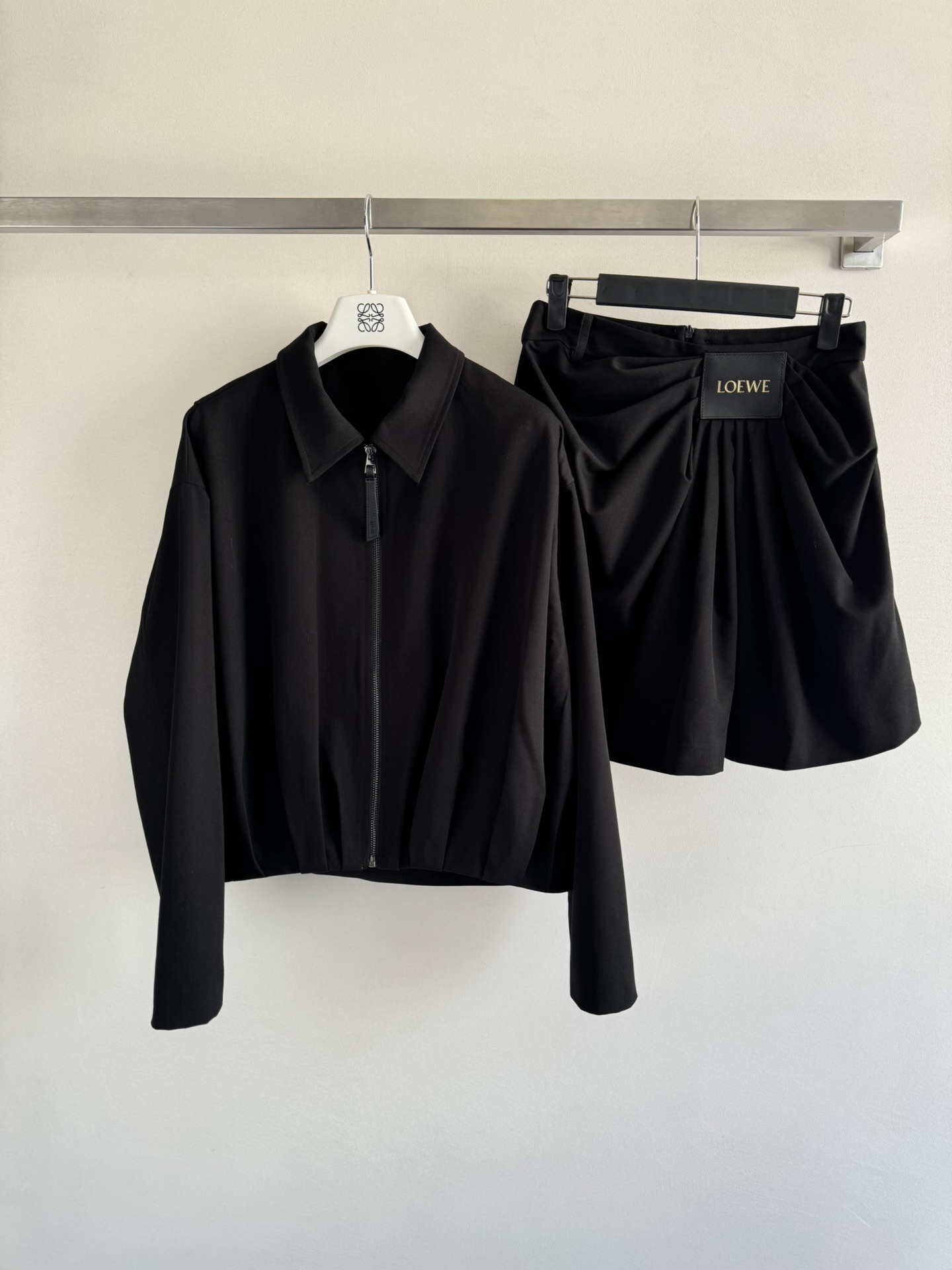 NO:332732,The new LOEW*25SS small jacket is loose and short, and the unique zipper design adds more neatness. The upper body makes the body proportions very good. The unique pleated design behind it is combined with the leather logo to decorate the details. It is matched with the series skirt. It is both casual and fashionable when you walk around, and it is suitable for both commuting and casual outings, which can easily show the elegant temperament and charm. Loewe, skirts, jackets & coats, alexander wang19860909LOEW*25SS新款小外套宽松短款的版型超显随性 独特的拉链设计增添了更多的利落感,上身把身材比例显的很好,背后独特的褶皱设计配上皮标装饰细节感拉满,搭配系列半裙～走动间都是不经意的时髦通勤还是休闲出街都适配,轻松展现优雅气质魅力,,loewe,skirts,jackets & coats,alexander wang,Women's clothing