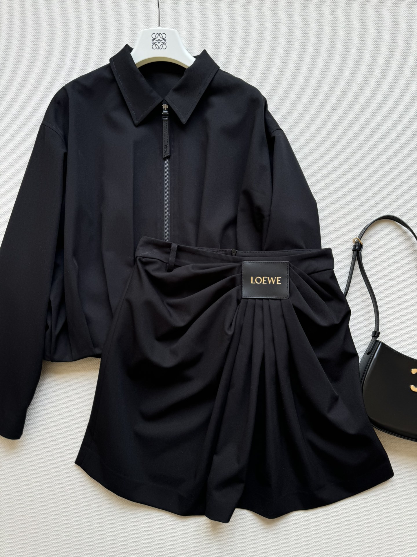 NO:332735,LOEW*25SS new pleated skirt with exquisite pleated design on the side with logo leather logo decoration to increase the sense of detail. The fashionableness is directly pulled over the skirt with A-line style to make the legs look longer. The overall combination is cool and sexy. It is easy to grasp the sense of high-end fashion and commuting or casual outing, and it is easy to show elegant temperament and charm. SML, loewe, skirts, alexander wang19860909LOEW*25SS新款褶皱半裙侧边精致的褶皱设计配上logo皮标装饰增加细节感 时髦度直接拉满半裙A字版型显腿长一套搭配整体酷飒又不失性感,轻松拿捏高级时髦感通勤还是休闲出街都适配,轻松展现优雅气质魅力sml,,loewe,skirts,alexander wang,Women's clothing