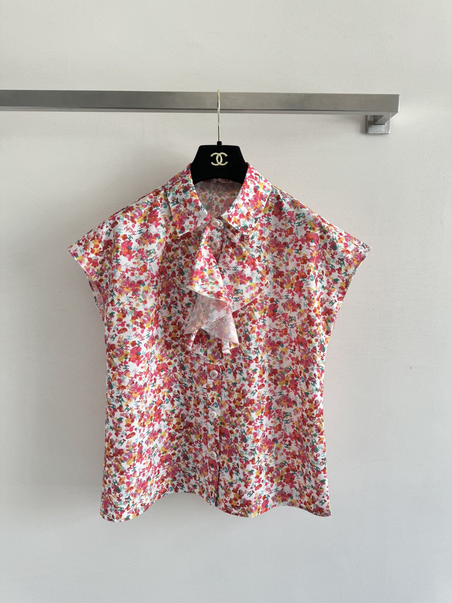 NO:332998,CHANE*25P new floral shirt This top is really saturated with a very high color. It looks like the brightest flower in spring at first glance. When you wear it, you will have a retro and fresh atmosphere. The neckline of the chest is fur-like, which highlights the exquisite and elegant color button double C design of the brand. It reveals the luxurious upper body and rich girl's sense of déjà SML-, chanel, alexander wang19860909CHANE*25P新款花衬衣这款上衣色彩饱和度真的超高,一眼看上去就像是春天里最鲜艳的花朵.穿在身上,整个人都自带复古小清新的氛围感学,胸前领口木耳镶边,彰显品牌精致优雅彩色纽扣双C设计,低调中透露奢华上身富家千金既视感SML-,,chanel,alexander wang,Women's clothing