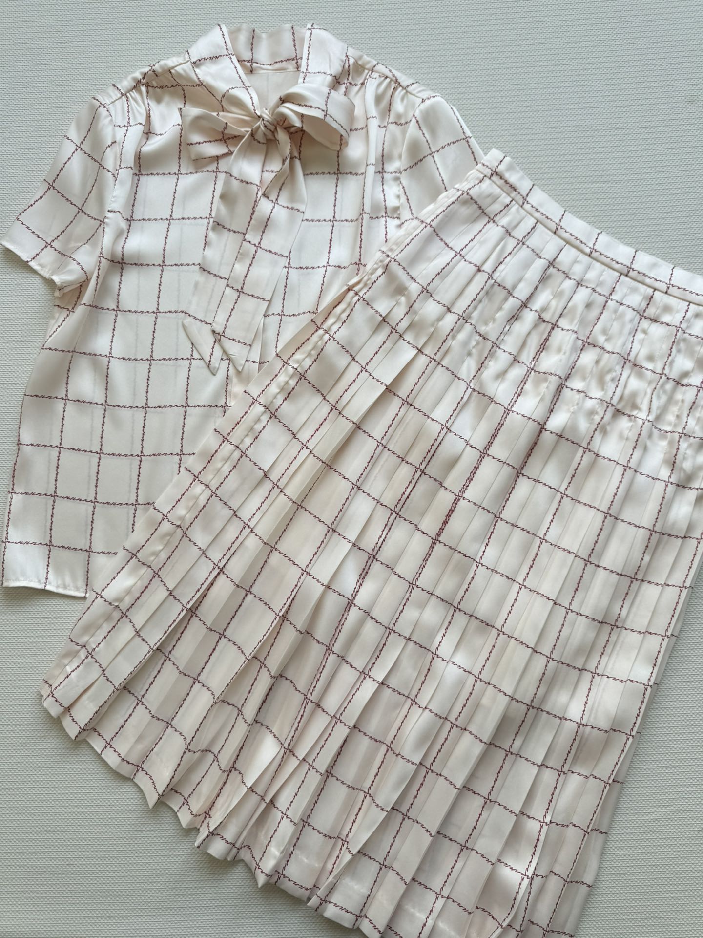 NO:822510,Loro Pian* spring and summer plaid pleated skirt, with classic plaid pleated design, the upper body is versatile and gentle, creating a refined beauty. The fabric is soft, comfortable and shiny, and the upper body is infused with a light and elegant temperament. It is cut in an A-line shape, equipped with a waistband made of the same fabric, and decorated with exquisite pleat details, adding elegance and dynamics!  SML,,loro piana,skirts,19860909Loro Pian*春夏格纹百褶半身裙,经典格纹压褶设计,上身百搭显气质温柔,营造出精致的美感.面料触感柔软舒适光泽细腻,上身注入轻快优雅的气质.采用A字版型剪裁,配有同面料腰头,饰有精致褶裥细节,平添优雅动感！SML,,loro piana,skirts,,Women's clothing
