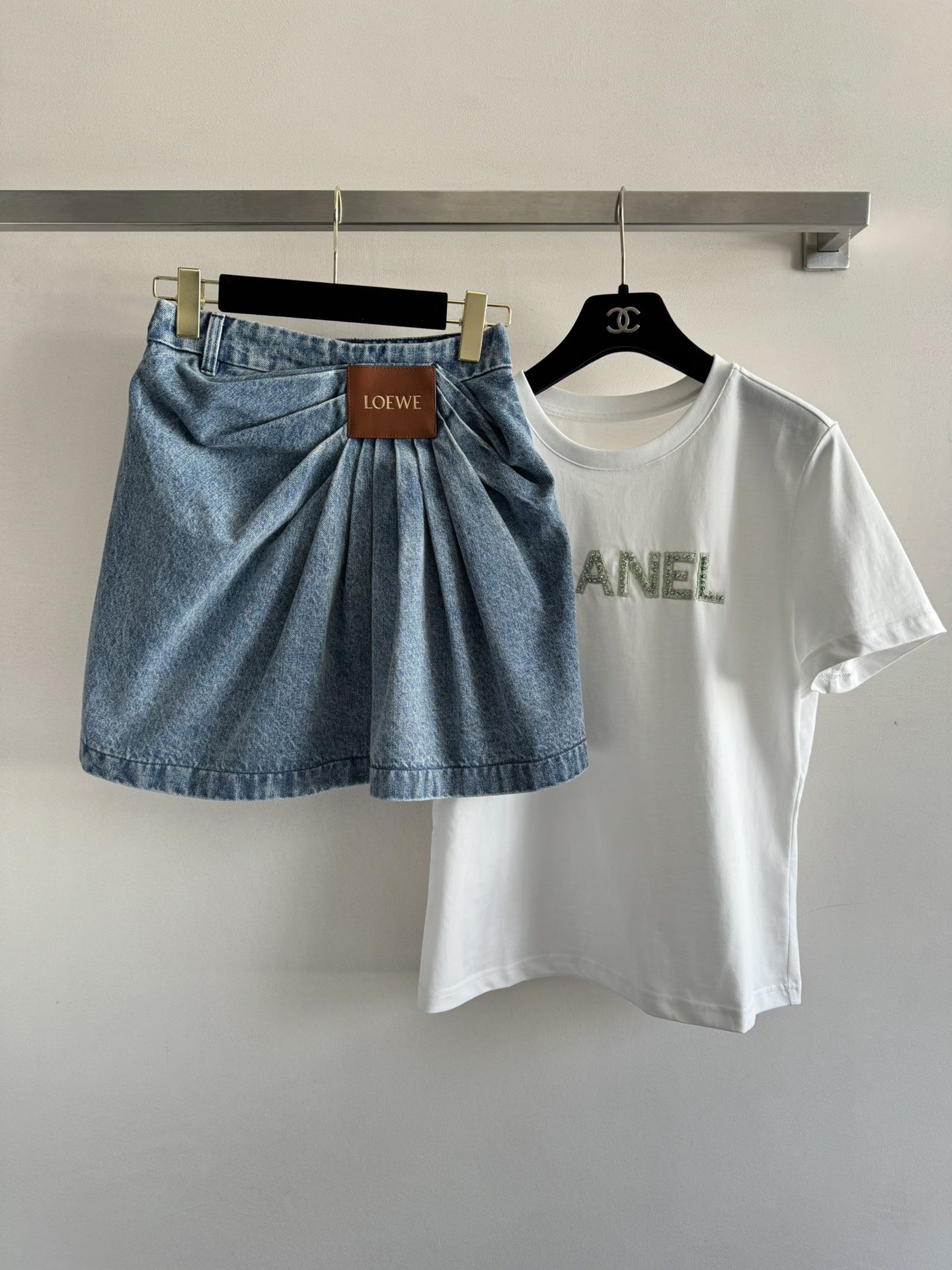 NO:332741,LOEW*25ss new leather label pleated fashionable denim skirt customized YB twill cotton denim material, delicate texture, breathable and comfortable, enzyme washing presents a high street feeling dark blue, single-sided pinch pleats form an oblique direction, embellish the waist with brand leather labels, full design sense, highlighting the style of high-end brand, effectively covering the flesh, easily outlining the beauty of the human body, making it more crisp and stylish, easily wearing it outlines the charm of long legs, and being casually controlled by daily commuting, fashionable and fashionable!  sml, loewe, skirts, alexander wang19860909LOEW*25ss新款皮标褶皱时髦牛仔半裙定制YB斜纹棉牛仔材质 质感细腻 透气舒适 酵素水洗呈现高街感深蓝色 单侧捏褶形成斜分走向 以品牌皮标点缀腰间 设计感十足 彰显高端品牌格调 款式有效遮肉 轻松勾勒人体曲线美 更显挺括有型 轻松穿出长腿魅力 日常通勤随意驾驭 时髦洋气 ！sml,,loewe,skirts,alexander wang,Women's clothing