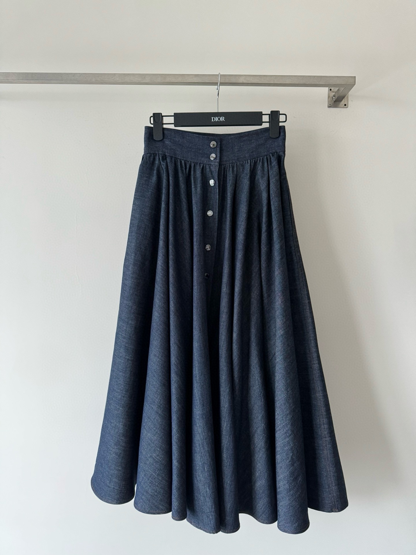 NO:435775,Dio's new single-breasted denim long skirt imported high-number pure cotton organic cotton denim fabric texture original custom heavy industry large round skirt hem material is more than 4 meters long, which is very suitable for pear-shaped body, high waist, large A-pongfeng skirt hem, looking slim and tall!  The essential items of white and rich beauty are high-end and fashionable!  SML, dior, skirts, alexander wang19860909Dio新款单排扣丹宁牛仔长半裙进口高织数纯棉有机棉牛仔面料质感原版定制重工大圆裙摆用料足足4米多 很适合梨形身材高腰大A蓬逢裙摆上身显瘦又高挑！白富美必备单品高级又时髦！SML,,dior,skirts,alexander wang,Women's clothing