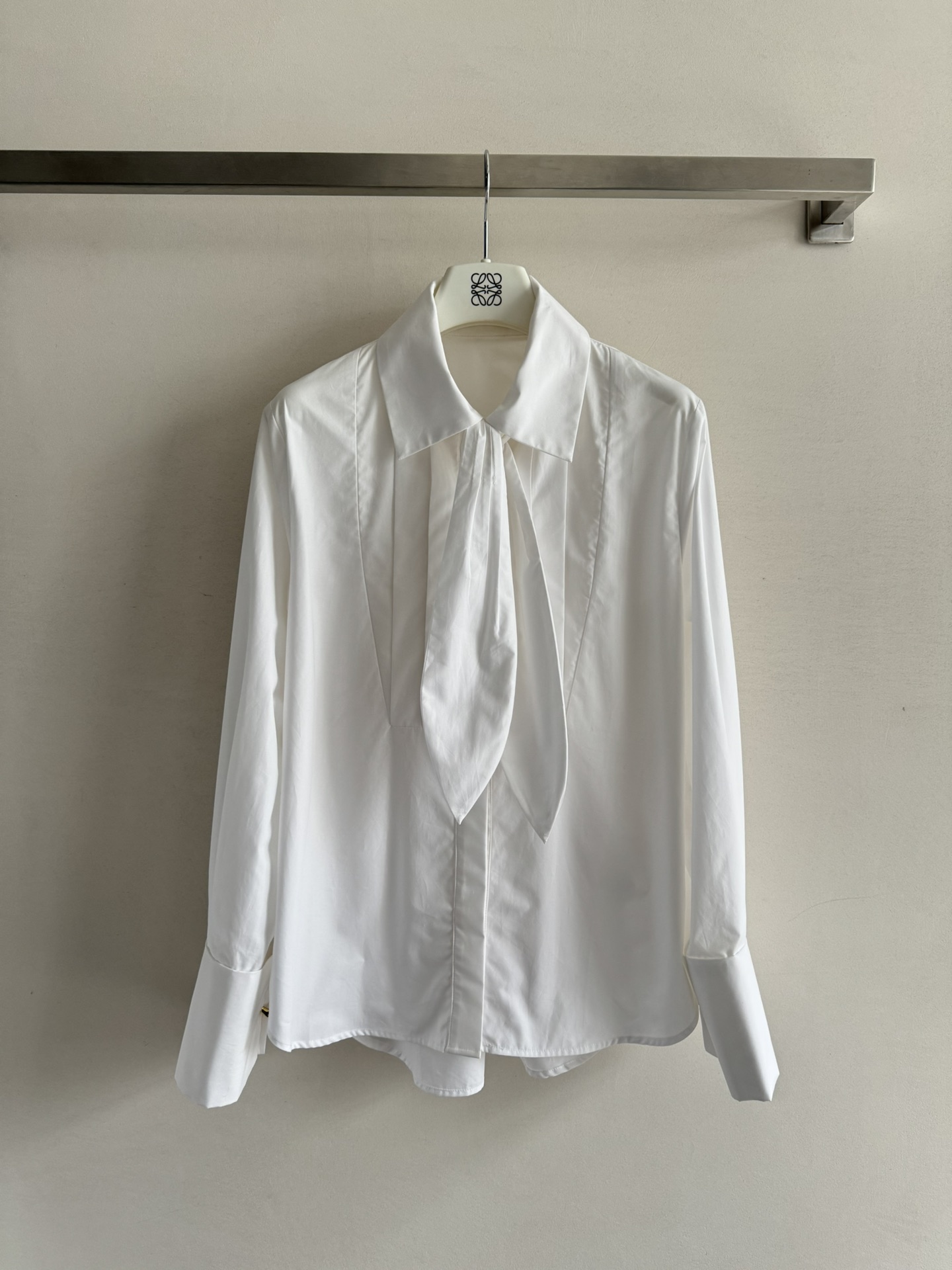 NO:686291,Loew*25 new tie shirt has a slightly loose fit that is versatile and not picky. The rabbit ear tie decoration adds a bit of luxury to the overall look. There are exquisite embroideries on the cuffs. The customized YB gold cufflinks are also engraved with floral logo. It is low-key and shows taste. It is full of relaxation for daily or commuting. SML,,loewe,ties,19860909Loew*25新款领带衬衣微宽松的版型百搭不挑人 兔耳朵的领带装饰为整体造型增添了几分奢华 袖口处有精致的刺绣 定制的YB金色袖扣也雕刻花体Logo 低调又彰显品味 日常或通勤都是松弛感满满的SML,,loewe,ties,,Women's clothing