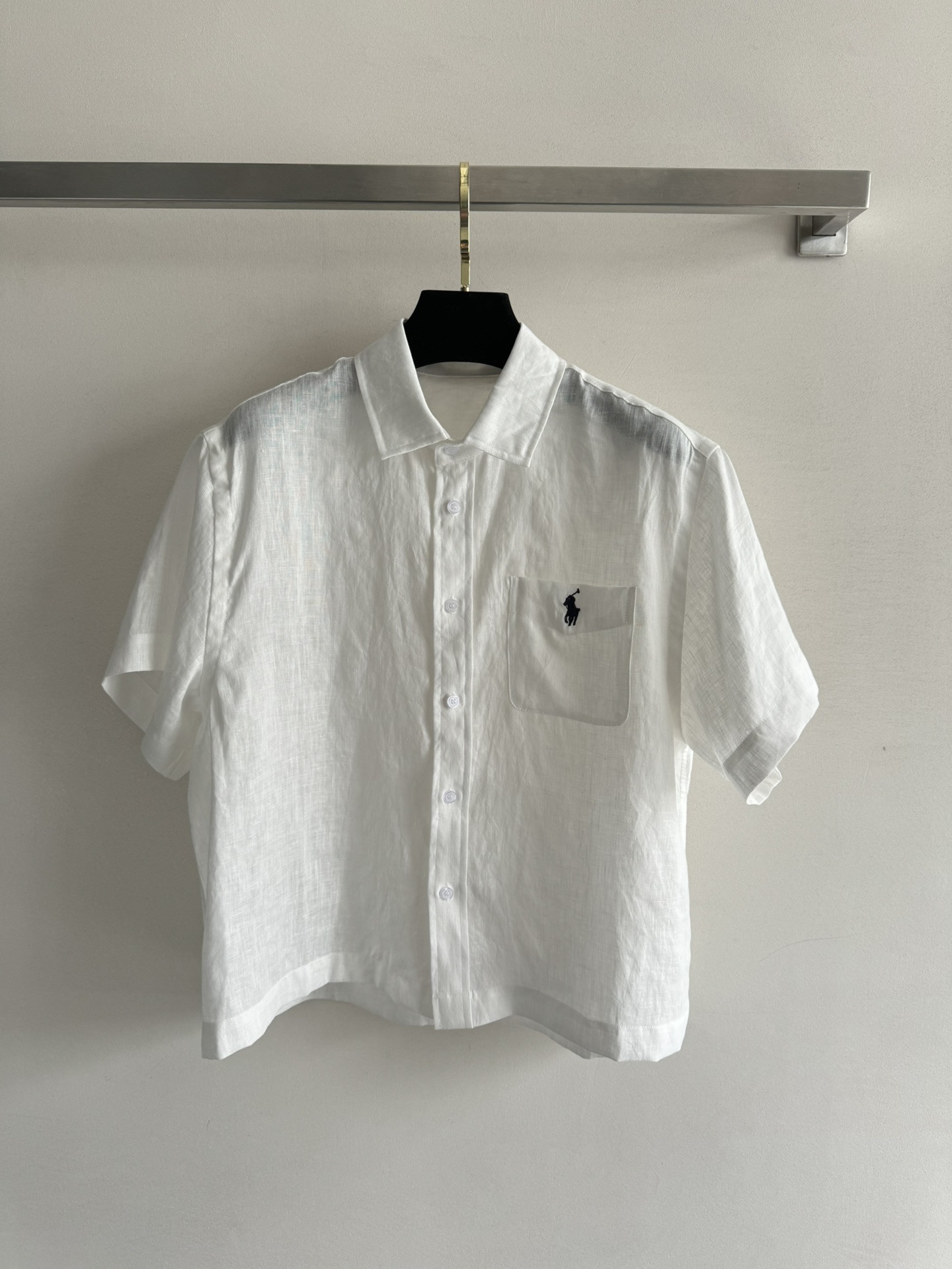 NO:335831,Ralph Laure*25SS loose short-sleeved shirt, classic lapel design, chest pockets decorated with iconic pony embroidery embellishment fabric linen, very good texture and loose fit, casual and casual!  All-matched SML, loro piana,shirts,T-shirt,alexander wang19860909Ralph Laure*25SS宽松短袖衬衫,经典翻领设计,胸前口袋饰有标志性小马刺绣点缀面料亚麻 质感很好宽松版型,休闲随意搭配！百搭好穿SML,,loro piana,shirts,T-shirt,alexander wang,Women's clothing