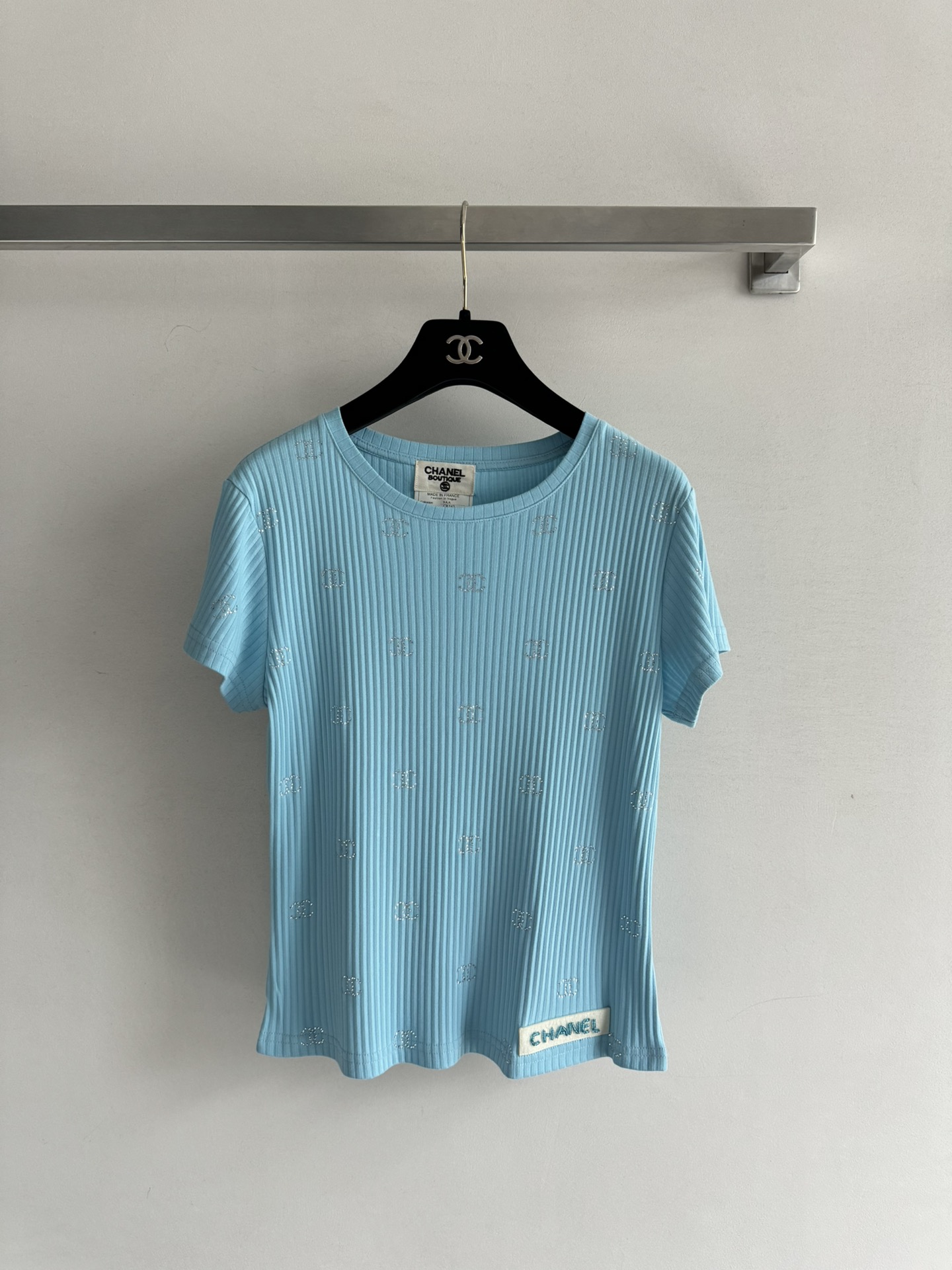 NO:856164,CHANE's latest round neck short-sleeved top, hot diamond brand double C exquisite design is simple but not monotonous, versatile and elegant, the hem is embellished with logo letters and beading, the upper body is beautiful and eye-catching and reduces your age!  Comfortable to wear and slightly elastic!  SML, Chanel-clothing,chanel,chanel,T-shirt,19860909CHANE*新款圆领短袖上衣,烫钻品牌双C精致设计简约又不单调,百搭显气质款,下摆logo字母钉珠点缀装饰,上身好看吸睛又减龄！穿上舒适有微弹！SML,香奈儿-服装,chanel,chanel,T-shirt,,Women's clothing