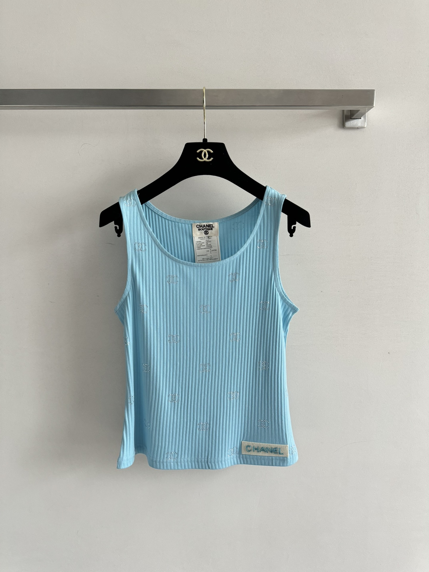 NO:856245,CHANE's latest round neck vest, hot diamond brand double C exquisite design is simple but not monotonous, versatile and elegant, the hem is embellished with logo letters and beads, the upper body is beautiful and eye-catching and reduces your age!  Comfortable to wear and slightly elastic!  SML-,Chanel-clothing,chanel,chanel,19860909CHANE*新款圆领背心,烫钻品牌双C精致设计简约又不单调,百搭显气质款,下摆logo字母钉珠点缀装饰,上身好看吸睛又减龄！穿上舒适有微弹！SML-,香奈儿-服装,chanel,chanel,,Women's clothing