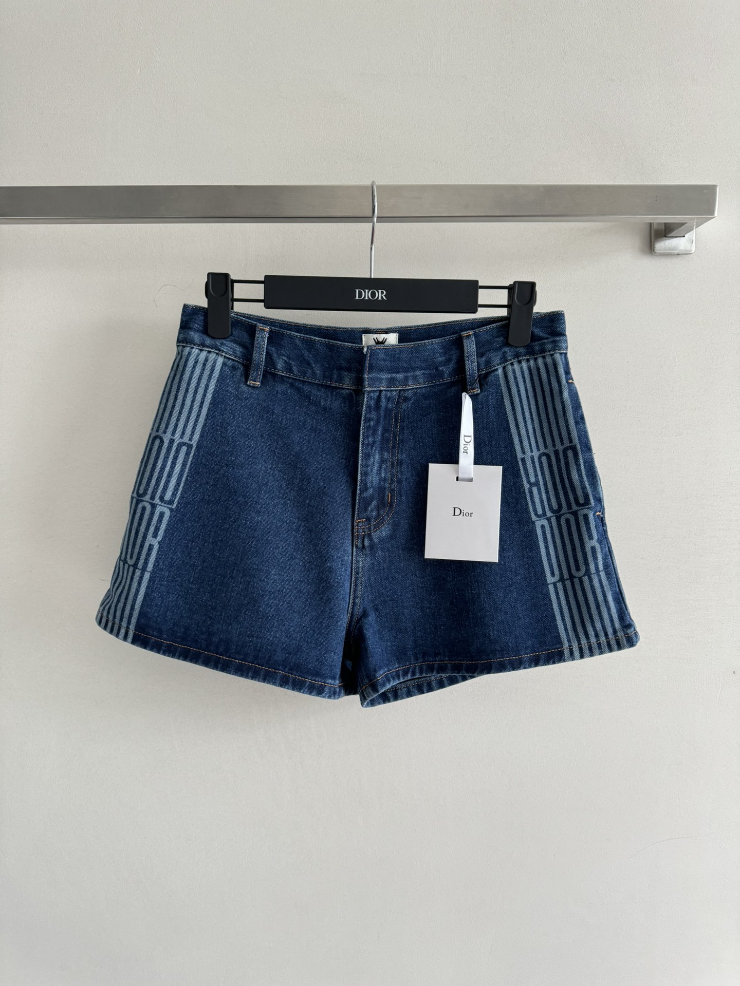 NO:335004,DIO*25SS new denim shorts, unique design, double-sided letters, vertical stripes, splicing, and discernible, the regular style is simple, fashionable and versatile, the upper body is very cool, retro dark blue, I really love it, and it is easy to match it!  ,dior,shorts,alexander wang19860909DIO*25SS新款牛仔短裤,独特设计双侧字母竖条纹拼接辨别度十足,常规版型简约时尚百搭,上身非常酷帅复古深蓝色真的太爱了随意搭配,轻松驾驭！,,dior,shorts,alexander wang,Women's clothing