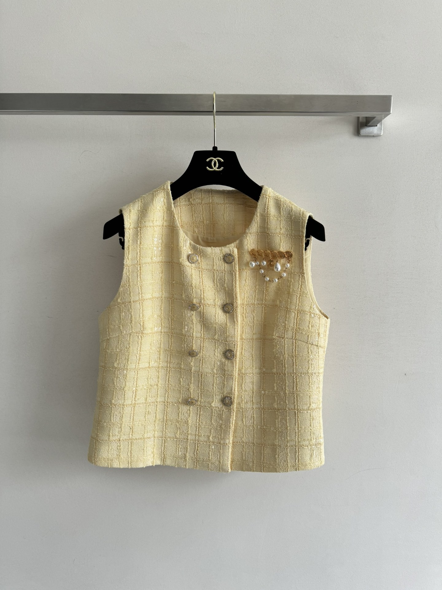 NO:452070,CHANE*25FW new plaid small fragrance style vest, round neck double-breasted classic design and exquisite brooch embellishment are very eye-catching and retro literary, and can be layered with T-shirts and fashionable outfits!  The overall shape is cleaner and refreshing, the summer fresh yellow is so white, the real thing is very high-end and beautiful, and the temperament is full of celebrities and goddess style!  The style is very slim and beautiful~SML, chanel, tees, t-shirt, brooch, breastpin, alexander wang19860909CHANE*25FW新款格纹小香风马甲,圆领双排扣经典设计搭配精致胸针点缀非常吸睛复古文艺,可叠穿T恤时尚穿搭！让整体的造型色系更加的干净清爽,夏日清新黄色太显白啦,实物很高级好看穿上满满的气质名媛,千金女神范！版型非常显瘦哦美极啦～SML,,chanel,tees，t-shirt,brooch，breastpin,alexander wang,Women's clothing