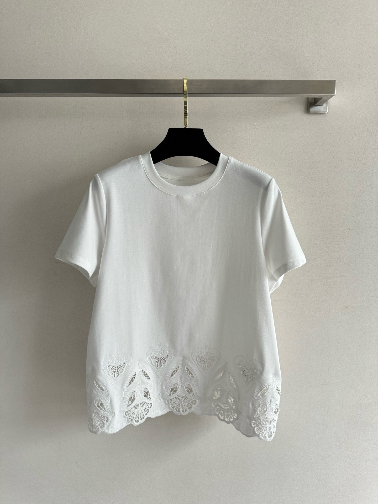 NO:335833,25SS new round neck short-sleeved T-shirt adopts three-dimensional hollow jacquard embroidery design, very exquisite and eye-catching, design and high-end sense, overall good-looking and not monotonous, versatile and fashionable, the fabric is skin-friendly and comfortable, texture and details are full of elegant upper body temperament, super recommended to buy ~SML,, T-shirt,tees, t-shirt,alexander wang1986090925SS新款圆领短袖T恤 采用立体镂空提花刺绣设计非常精致亮眼不失设计感与高级感整体好看不单调,百搭又时尚,面料亲肤舒适 质感细节满分上身气质优雅,超推荐入手～SML,,T-shirt,tees，t-shirt,alexander wang,Women's clothing