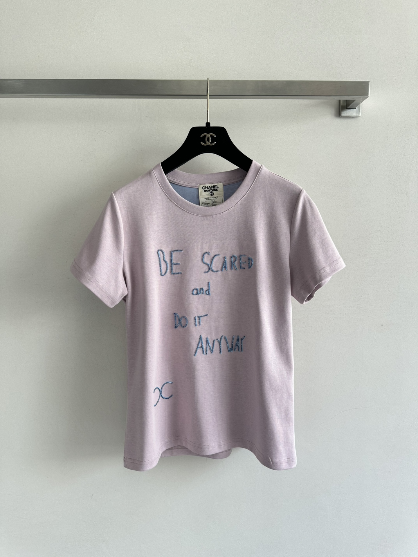 NO:421987,Chane*25SS new beaded short-sleeved T-square matte adopts letter embroidery bead craftsmanship exquisite design, the upper body is small and age-reducing, and can be worn in any occasion. A very famous style, simple and generous without losing the high-end atmosphere, lazy and medieval style, fashionable and unique SML, chanel, T-shirt, alexander wang19860909Chane*25SS新款钉珠短袖T桖 采用字母刺绣钉珠工艺精致设计感,版型上身小巧减龄,什么场合都可以穿 非常名媛的气质款 简洁大方又不失高级气息,慵懒中古风 时髦独特SML,,chanel,T-shirt,alexander wang,Women's clothing