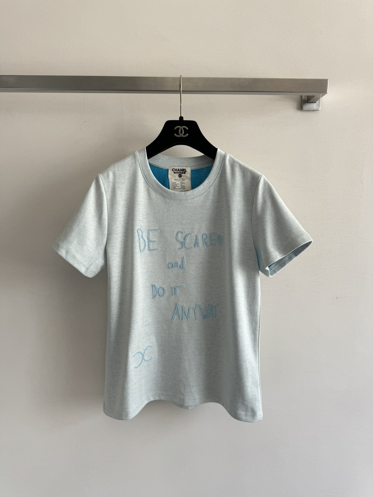 NO:421996,Chane*25SS new beaded short-sleeved T-square matte adopts letter embroidery bead craftsmanship exquisite design, the upper body is small and age-reducing, and can be worn on any occasion. A very famous style, simple and generous without losing the high-end atmosphere, lazy and medieval style, fashionable and unique SMl, chanel, T-shirt, alexander wang19860909Chane*25SS新款钉珠短袖T桖 采用字母刺绣钉珠工艺精致设计感,版型上身小巧减龄,什么场合都可以穿 非常名媛的气质款 简洁大方又不失高级气息,慵懒中古风 时髦独特SMl,,chanel,T-shirt,alexander wang,Women's clothing