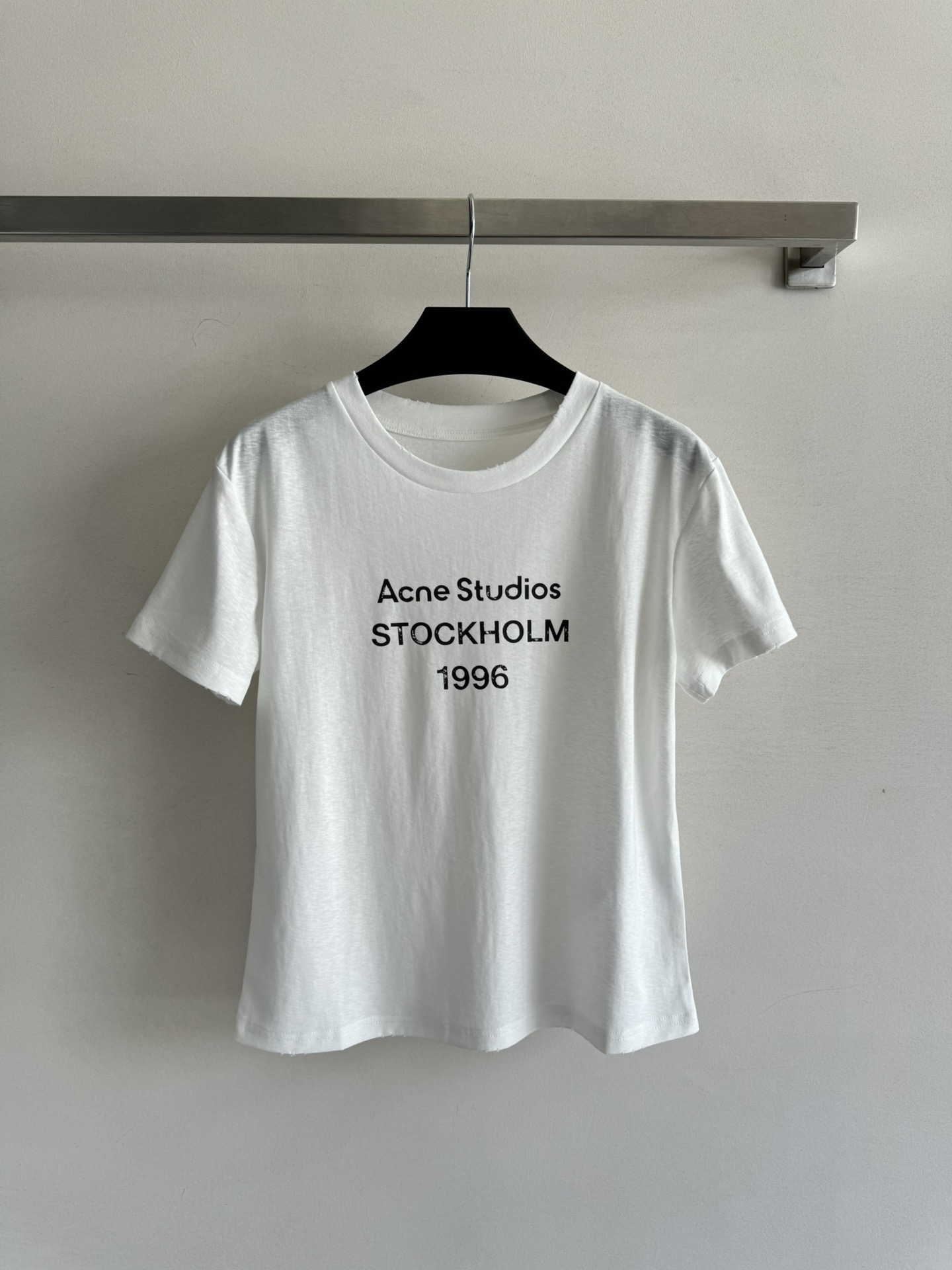 NO:335827,Ance*25SS new letter short-sleeved T-shirt, simple round neck aging style, decorated with brand letter printing design, cotton-linen blend fabric, the texture is clearly visible, the upper body is comfortable, soft and skin-friendly, the basic version is not picky, classic and timeless!  Two-color SML, T-shirt,tees,t-shirt,alexander wang19860909Ance*25SS新款字母短袖T恤,简约圆领做旧款 饰以品牌字母印花设计 棉麻混纺面料 纹路清晰可见,上身舒适感极好,柔软亲肤,基础版型不挑人,经典不过时！两色SML,,T-shirt,tees，t-shirt,alexander wang,Women's clothing