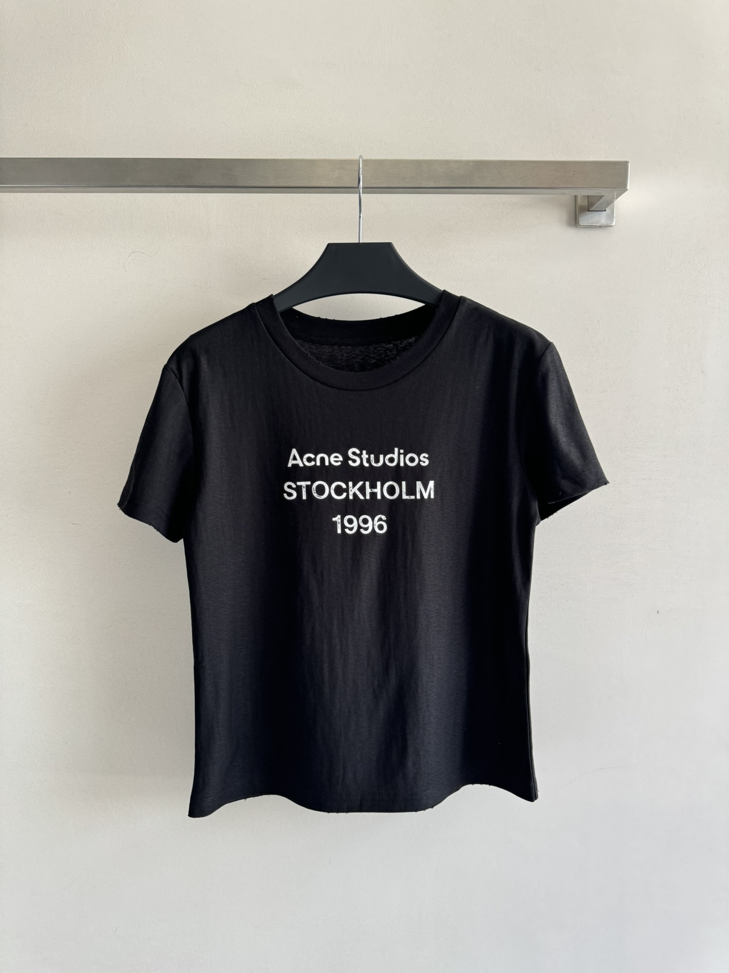 NO:335821,Ance*25SS new letter short-sleeved T-shirt, simple round neck aging style, decorated with brand letter printing design, cotton-linen blend fabric, the texture is clearly visible, the upper body is comfortable, soft and skin-friendly, the basic version is not picky, classic and timeless!  Two-color SML, T-shirt,tees,t-shirt,alexander wang19860909Ance*25SS新款字母短袖T恤,简约圆领做旧款 饰以品牌字母印花设计 棉麻混纺面料 纹路清晰可见,上身舒适感极好,柔软亲肤,基础版型不挑人,经典不过时！两色SML,,T-shirt,tees，t-shirt,alexander wang,Women's clothing