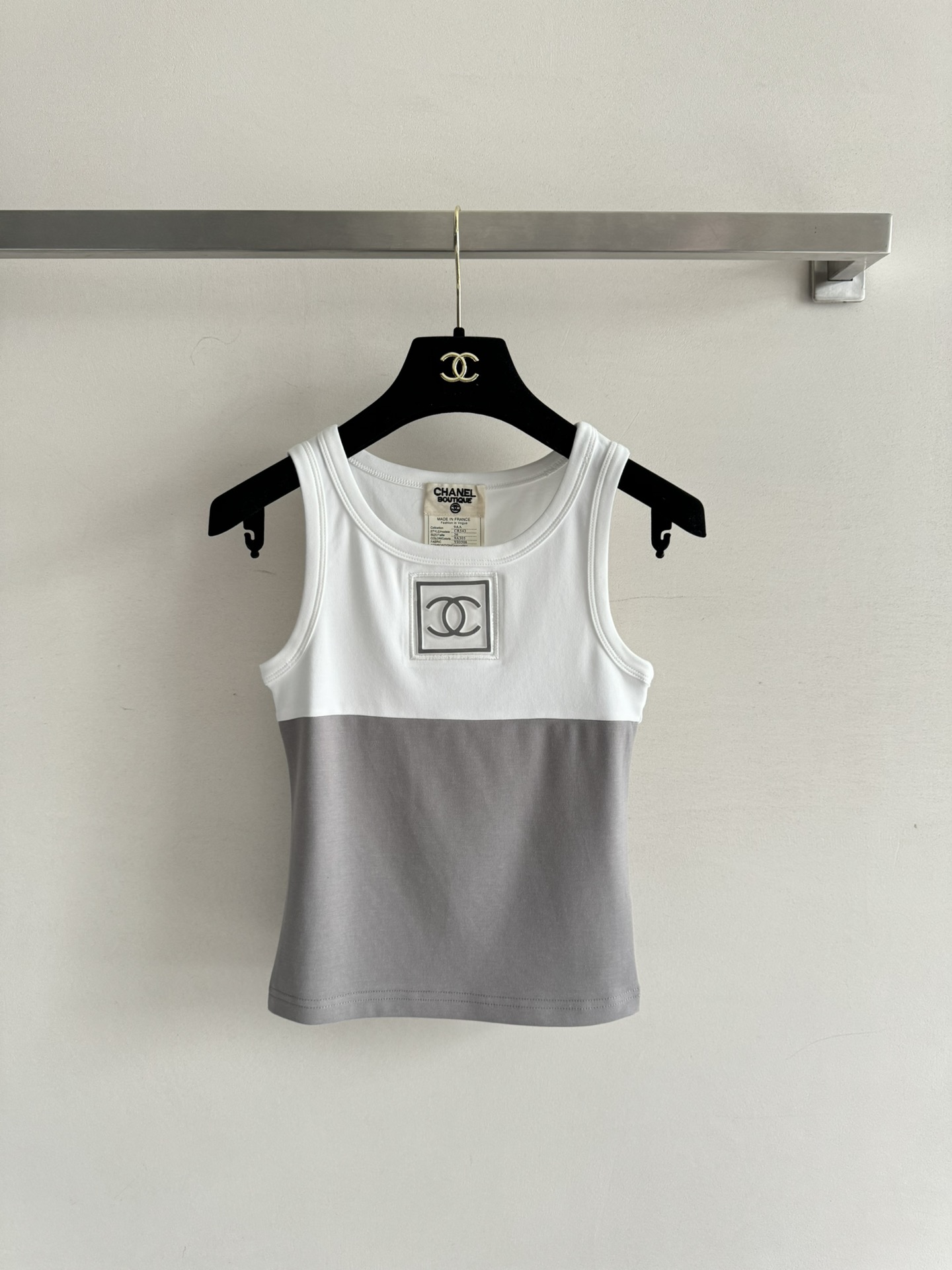 NO:422003,Chane*25SS new mid-style contrasting logo vest, the one with the highest appearance rate in the closet!  !  !  It is very easy to wear at any time and is very versatile and colorful. The custom fabric is high and elastic and textured. The logo is made of exquisite materials and simple and luxurious. Especially the combination of white and gray is really too high-end, classic and fashionable!  You can look high-end at will. You are lazy in daily life and are not the noble female star style. You are always a versatile tool!  SML, chanel,alexander wang19860909Chane*25SS新款中古风撞色logo背心,衣橱里出镜率最高的！！！任何时候拿出来都极其好穿非常百搭填彩,定制面料高弹有质感,logo是采用精致的材质工艺简约又贵气,特别是白色和灰色相撞搭配真的太高级经典又不失时髦！随意上身都显高级,日常慵懒又不是贵气的女明星范,永远的百搭神器！SML,,chanel,alexander wang,Women's clothing