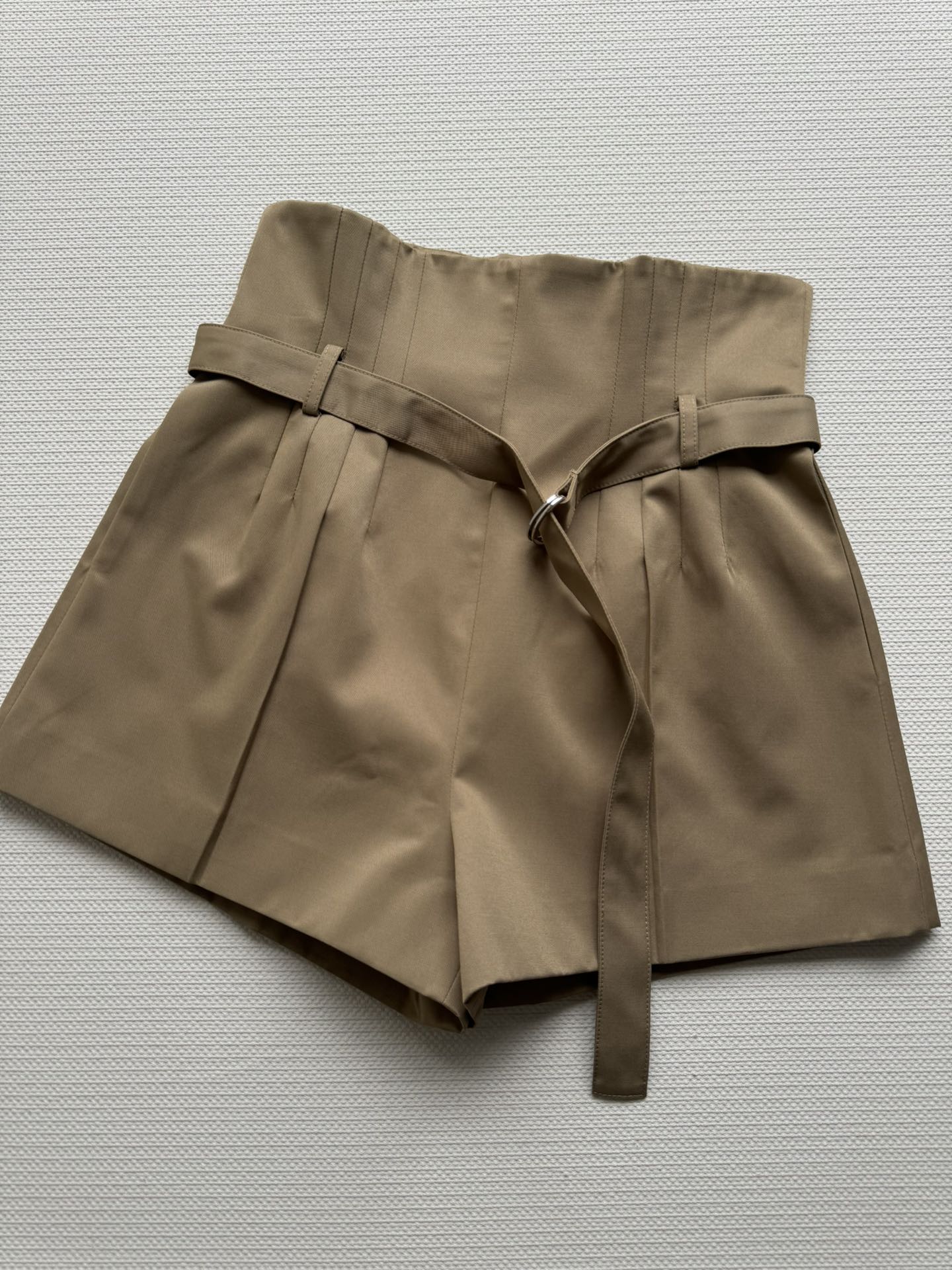 NO:873515,Prad*26 new high-waist slimming shorts, the version is tolerant and hides the flesh, and the pleated design is more refined and eye-catching. It looks good with all kinds of tops. It is versatile and looks beautiful and fashionable when worn casually. The simpler it is, the more advanced it is. The high-waisted style directly visually lengthens the proportion of the legs. It is very suitable for daily commuting. Two colors SML, Prada-clothing, loro piana, prada, prada, shorts,19860909Prad*26新款高腰显瘦短裤,版型包容太藏肉显瘦了,压褶设计更显精致吸睛搭配各种上衣都好看百搭随意穿搭都显美观时髦,越简单越显高级高腰款直接视觉上拉长双腿比例 很适合日常通勤穿搭两色 SML,普拉达-服装,loro piana,prada,prada,shorts,,Women's clothing