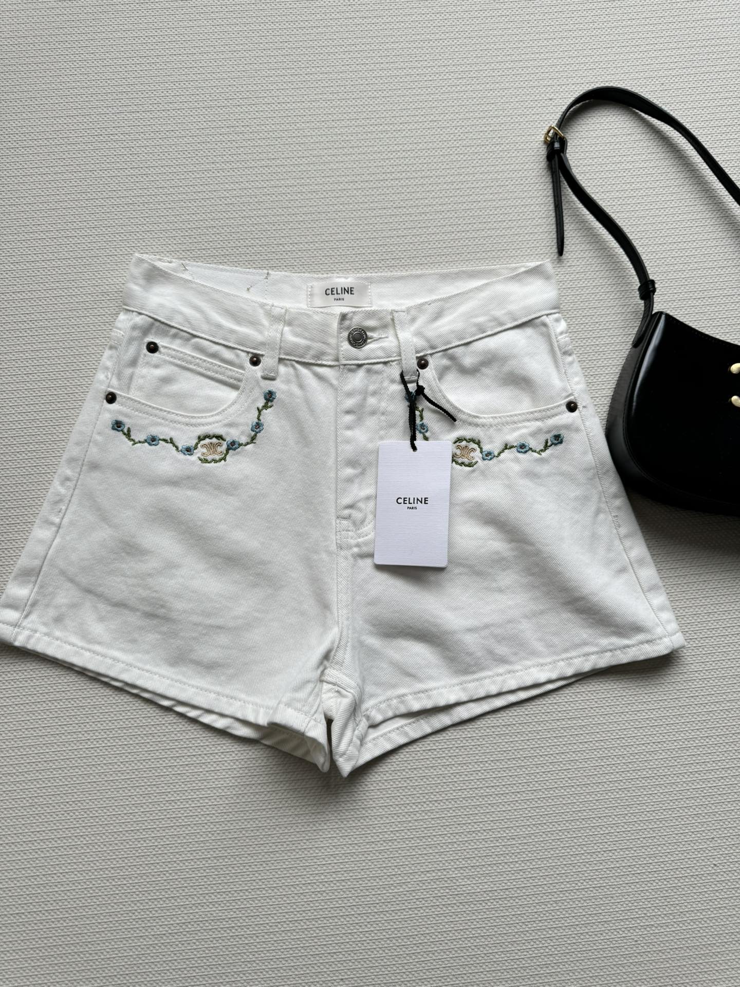 NO:335007,Celin*25SS new embroidered denim shorts, pocket edge logo embroidery craftsmanship, retro literature, versatile and fashionable, the upper body shows elegant temperament, a must-have small and fresh items suitable for shopping and travel, summer SML, celine, shorts, alexander wang19860909Celin*25SS新款绣花牛仔短裤,口袋边logo刺绣工艺,复古文艺 百搭时尚 上身显气质优雅 适合逛街旅游夏天必备小清新单品SML,,celine,shorts,alexander wang,Women's clothing
