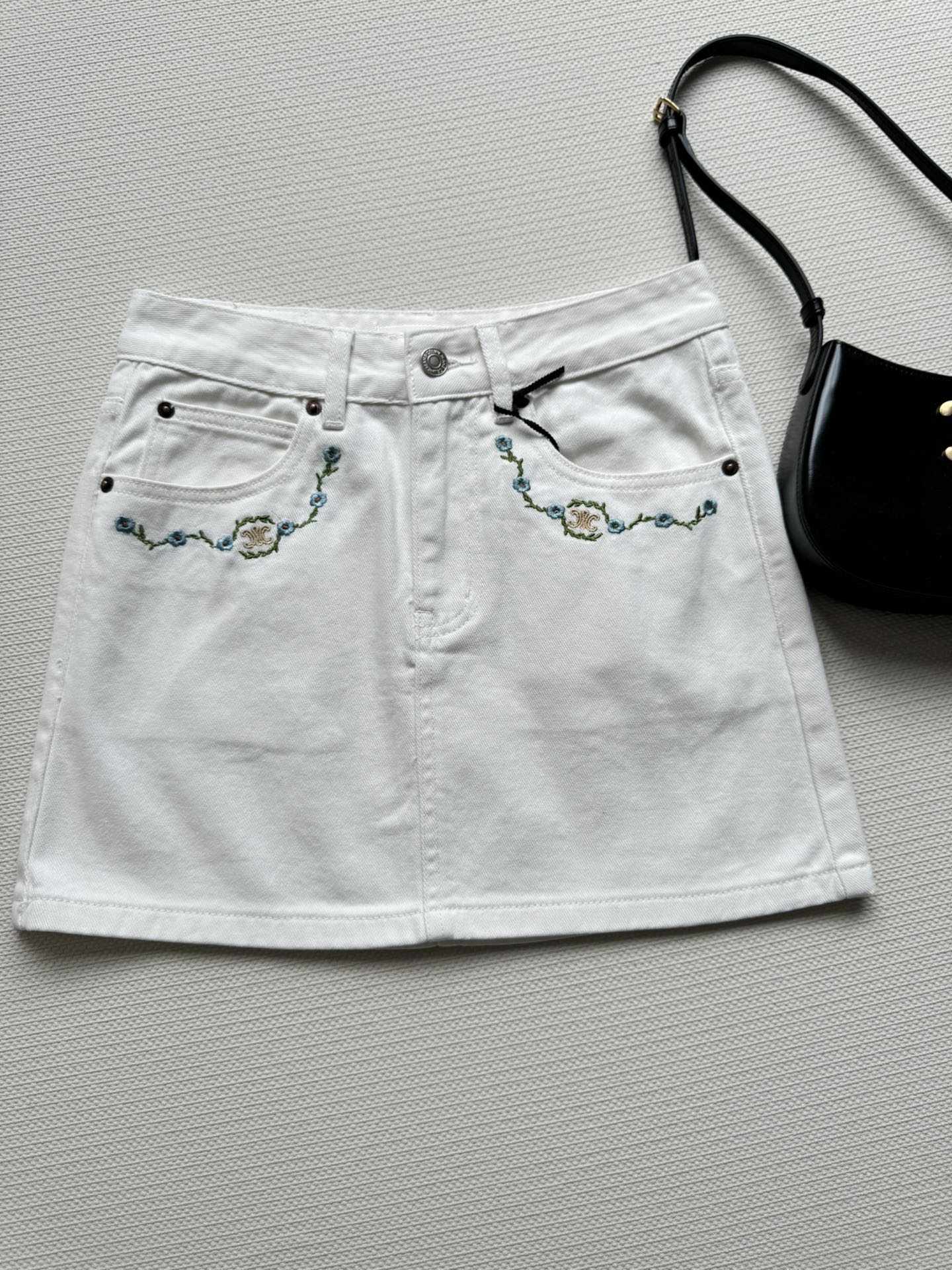 NO:335010,Celin*25SS new embroidered denim short skirt, pocket edge logo embroidery craftsmanship, retro literature, versatile and fashionable, top body shows elegant temperament, essential fresh items suitable for shopping, travel, summer SML, celine, skirts, alexander wang19860909Celin*25SS新款绣花牛仔短半裙,口袋边logo刺绣工艺,复古文艺 百搭时尚 上身显气质优雅 适合逛街旅游夏天必备小清新单品SML,,celine,skirts,alexander wang,Women's clothing