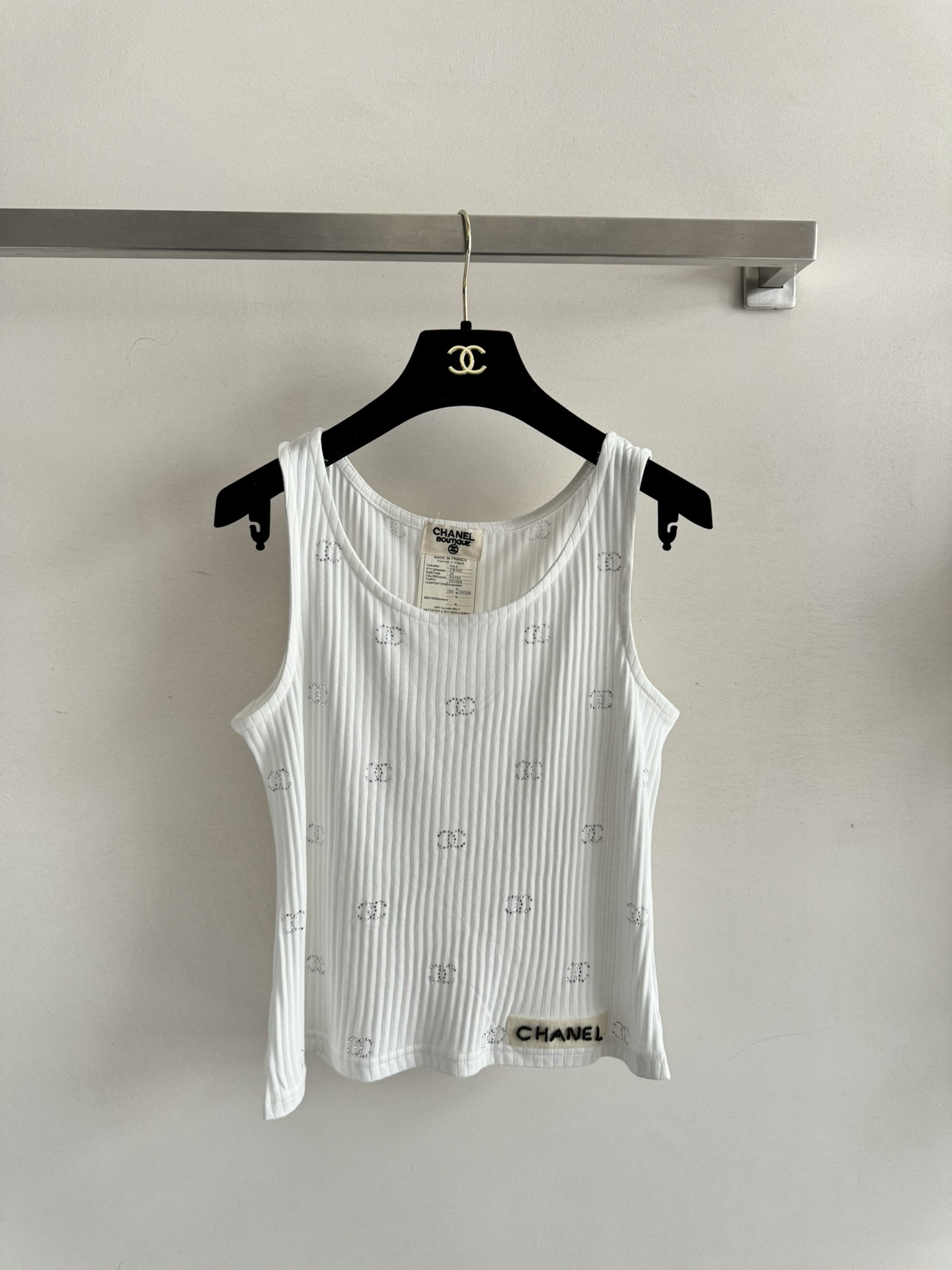 NO:856174,CHANE's latest round neck vest, hot diamond brand double C exquisite design is simple but not monotonous, versatile and elegant, the hem is embellished with logo letters and beads, the upper body is beautiful and eye-catching and reduces your age!  Comfortable to wear and slightly elastic!  Two-color SML-,Chanel-clothing,chanel,chanel,19860909CHANE*新款圆领背心,烫钻品牌双C精致设计简约又不单调,百搭显气质款,下摆logo字母钉珠点缀装饰,上身好看吸睛又减龄！穿上舒适有微弹！两色SML-,香奈儿-服装,chanel,chanel,,Women's clothing