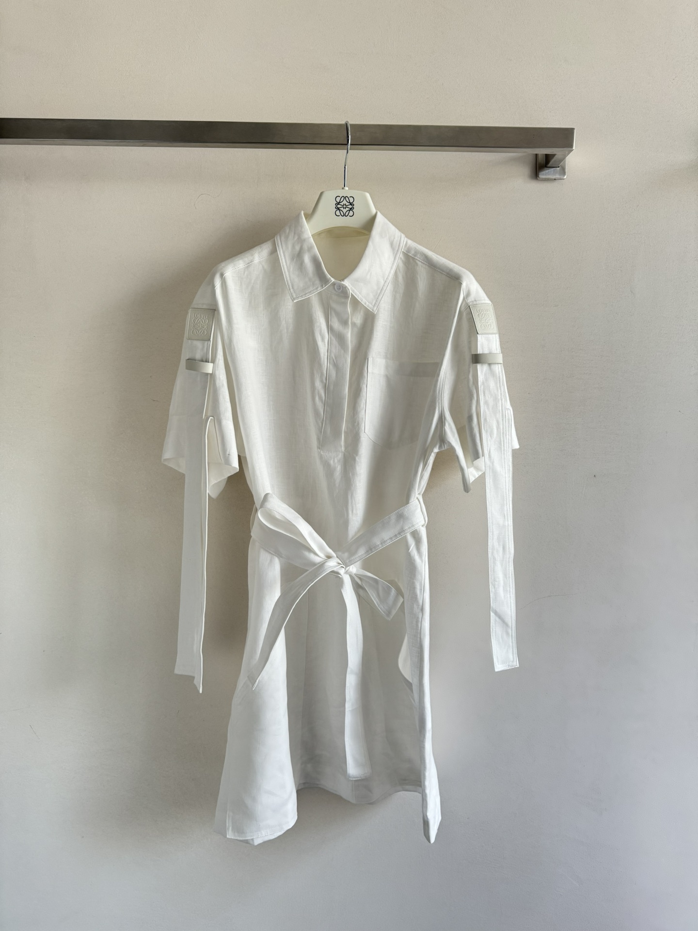 NO:859759,Loew*26SS new streamer sleeve shirt dress, the ribbon sleeves are embellished with brand leather logos, turning a simple and basic shirt dress into fashionable and stylish, and the design of the chest pocket is very distinctive and classic!  At the same time, pockets are also made at the bottom of the skirt for a finishing touch!  The loose H version, with belt decoration, does not need to consider the body shape at all. The linen material makes it instantly high-end. The surface has a slightly wrinkled texture, feels smooth and tough, and is very comfortable and can support the outline of the entire skirt!  SML, Loewe-clothing,loewe,loewe,skirts,shirts,19860909Loew*26SS新款飘带袖衬衫连衣裙,飘带袖子品牌皮质标点缀,把一件简约基础的衬衫裙变得时髦有范儿,胸前口袋的设计很有特色又经典！同时裙摆最底处也做了口袋就能起到点睛的效果！宽松的H版型,搭配腰带装饰,完全不用考虑身材问题亚麻材质,瞬间高级起来,表面呈微皱肌理,摸上去滑顺有韧性,很舒服能撑起整件裙子的轮廓！SML,罗意威-服装,loewe,loewe,skirts,shirts,,Women's clothing