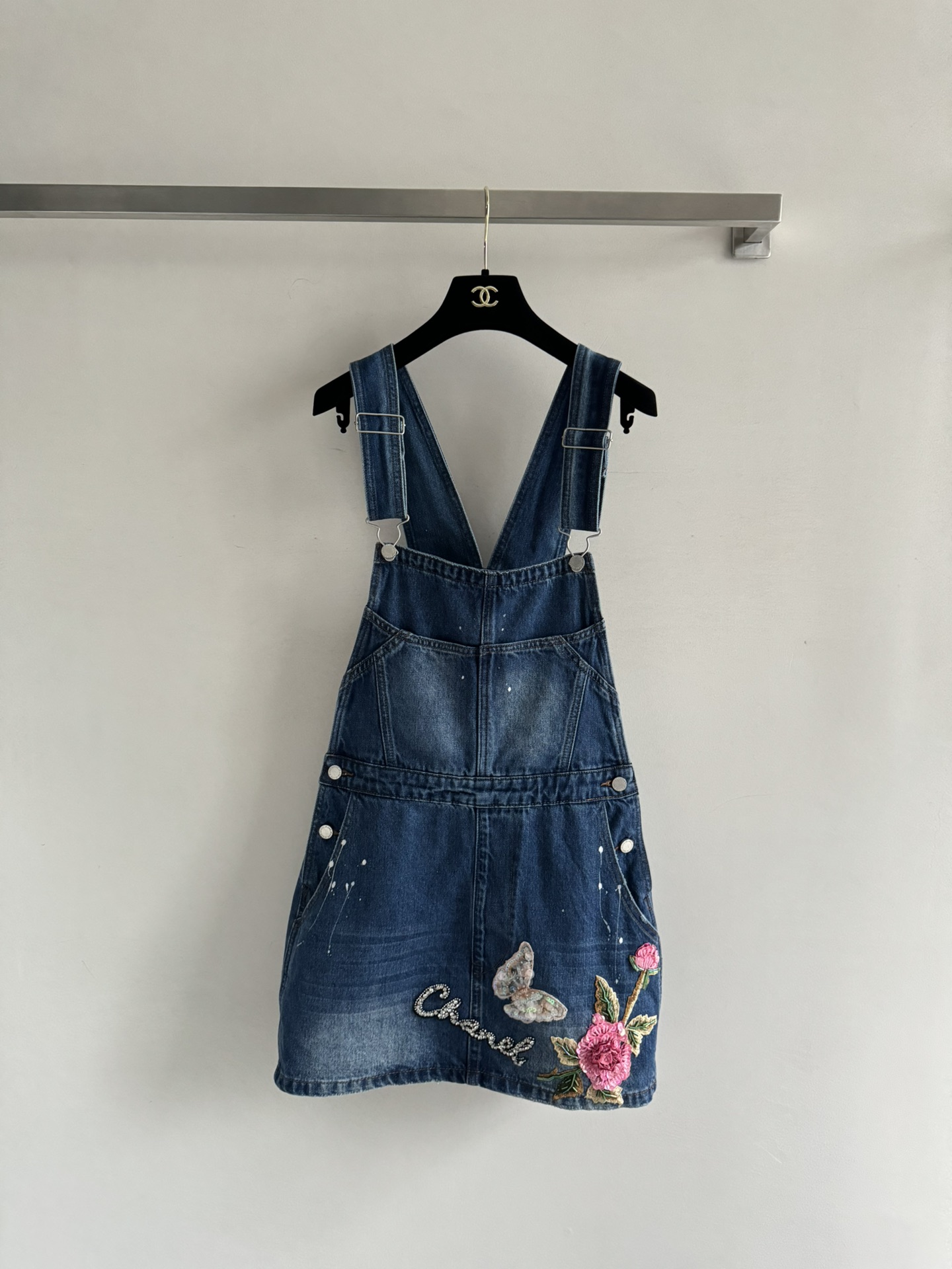 NO:805287,CHANE's latest denim suspender dress, heavy butterfly embroidered sequin beading design, rich in color and creativity, makes it more noble and elegant. The texture of retro washed denim is soft and stylish, and the upper body is tolerant and comfortable!  The overall design is more fashionable and atmospheric!  SML,,chanel,skirts,19860909CHANE*新款牛仔背带连衣裙重工蝴蝶绣花亮片钉珠设计丰富色彩和创意,更显高贵优雅,复古洗水牛仔质感柔软有型,上身包容舒适！整体比较有设计感,时髦又大气！SML,,chanel,skirts,,Women's clothing
