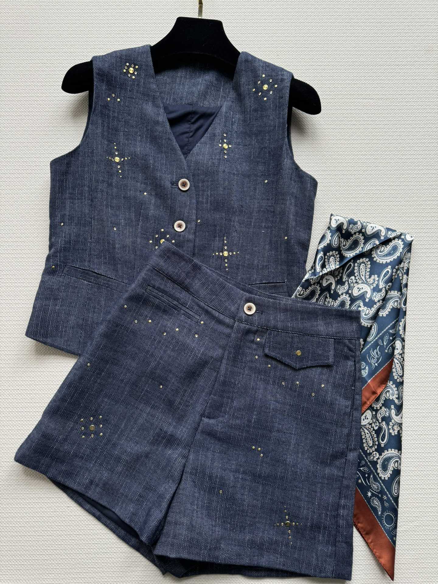 NO:853392,The new retro vest suit cotton and linen blended fabric has good skin-friendliness and breathability, and has a good texture. The deep V vest can be layered with a vest T-shirt and a set of wide-leg shorts. The upper body is fashionable and clean. It is decorated with silk scarf and is high-end and eye-catching. It is very fashionable and the three-dimensional tailoring is not picky. It can be easily used in daily commuting. SML-, women's clothing, shorts, tees, t-shirt,19860909新款新款复古马甲套装棉麻混纺面料具有良好的亲肤性和透气性,质感很好深V马甲可叠搭背心T恤穿搭阔腿短裤一套上身时尚气质,干净利落,搭配丝巾装饰高级又吸睛,时髦感爆棚立体的剪裁也不挑人穿,日常通勤都轻松驾驭SML-,女装,shorts,tees，t-shirt,,Women's clothing