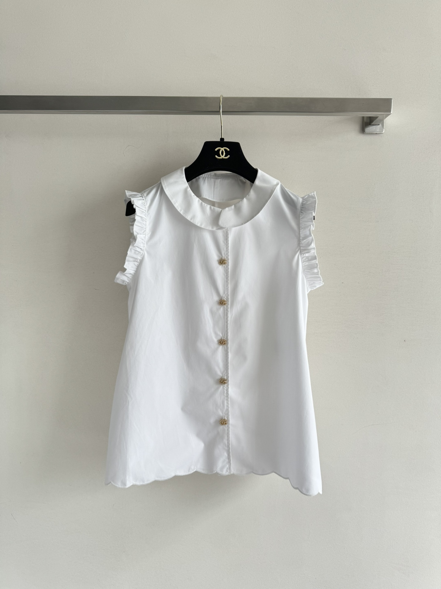 NO:332109,CHANE*25SS new lace doll collar shirt, age-reducing doll collar paired with exquisite single-row logo buttons embellished with retro exquisite hem, both sides are lace slit design, super beautiful high-quality cotton fabric is easy to wear and elegant, H-style makes it slim and versatile, a must-have for girls who are age-reducing on the upper body!  Simple, refreshing and beautiful SML, chanel,shirts,alexander wang19860909CHANE*25SS新款花边娃娃领衬衫,减龄娃娃领搭配精致单排logo扣点缀复古精致下摆双侧边都是花边开衩设计,超美丽优质棉布面料好穿又显气质 H版型显瘦百搭,上身减龄少女必备！简约清爽耐看SML,,chanel,shirts,alexander wang,Women's clothing