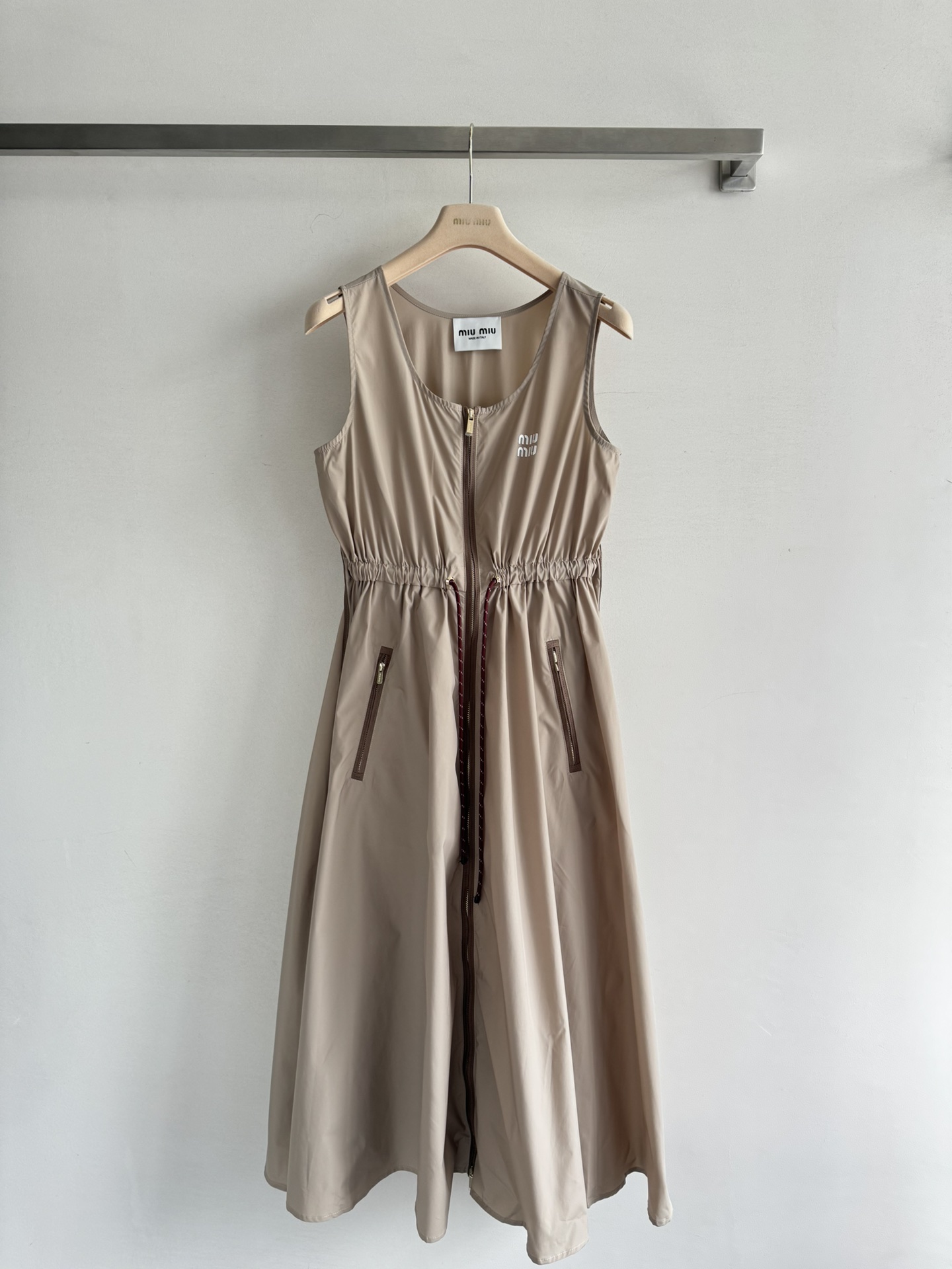 NO:332112,MiuMi*25SS new drawstring zipper sleeveless dress waist-closing zipper design, light texture and breathable, full of luster, letter mark on chest, brand charm at a glance, simple and playful, double-sided oblique zipper pocket decoration, fashionable and high-end waist-closing pleated long skirt style cut, inclusive and practical wear, commuting and leisure time~SML-,,miumiu, skirts,alexander wang19860909MiuMi*25SS新款抽绳拉链无袖连衣裙收腰拉链设计,质感轻薄透气 光泽十足 胸前字母标 一眼即识品牌魅力,简约俏皮 双侧斜拉链口袋装饰 时髦高级 收腰压褶长裙版型剪裁 包容实穿 通勤休闲度假都～SML-,,miumiu,skirts,alexander wang,Women's clothing