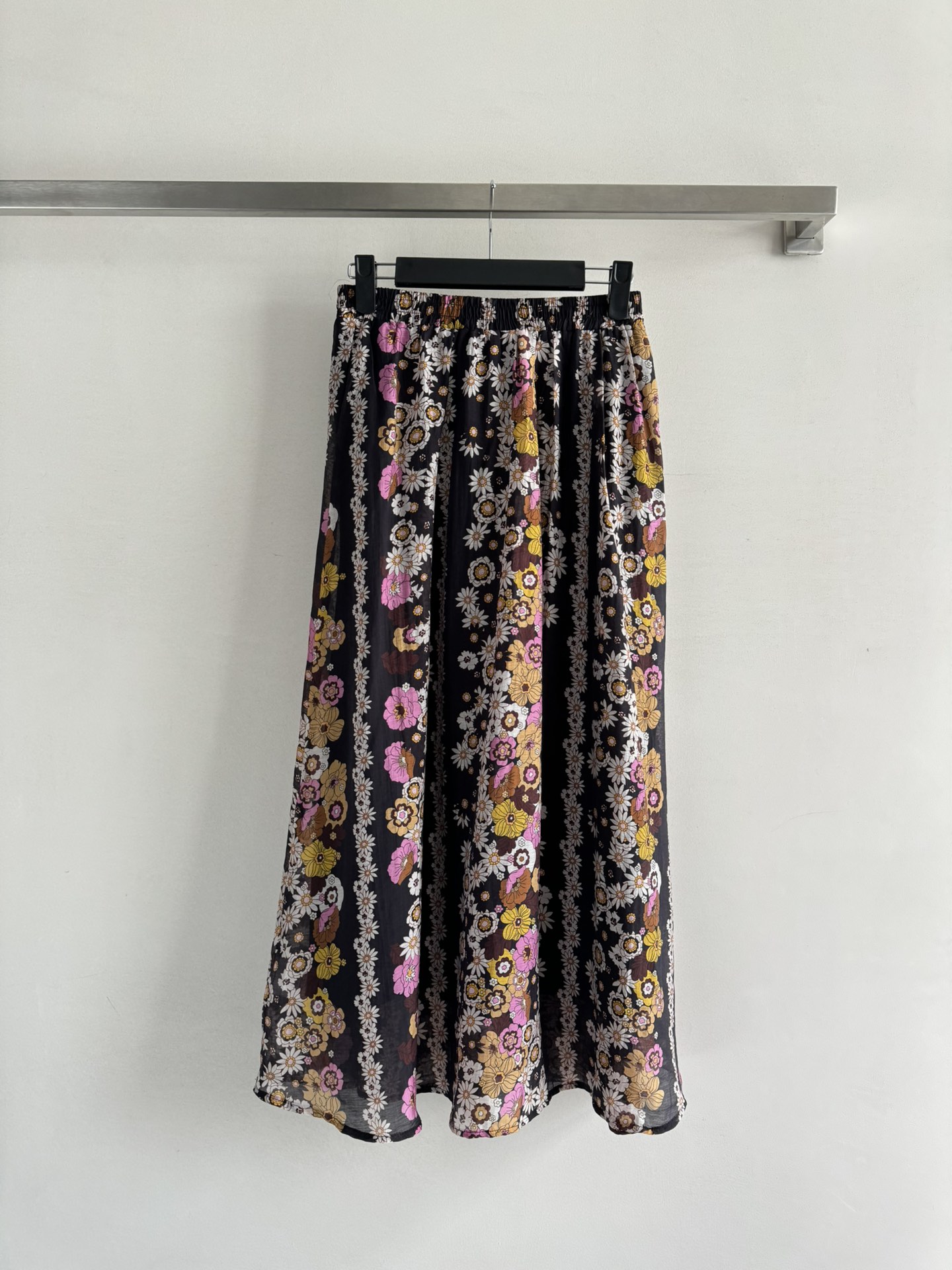NO:332089,The new 25SS retro floral skirt is full of summer atmosphere!  A floral skirt, saving the wardrobe match ~ super versatile, looks elegant and draped, the texture of the thread is perfectly integrated, combined with romantic prints, immersed in the soft halo, the elastic waist skirt is flowing on the upper body, which is super suitable for vacation outfits SML, skirts, alexander wang19860909新款25SS复古碎花半裙夏季氛围感拉满！一条碎花半裙,拯救衣柜搭配～超级百搭,穿上显气质大方,极具垂坠感的 麻料的肌理感完美融合 结合浪漫印花 沉浸于柔软的光晕之中,松紧腰大裙摆上身飘逸 超适合度假穿搭SML,,skirts,alexander wang,Women's clothing