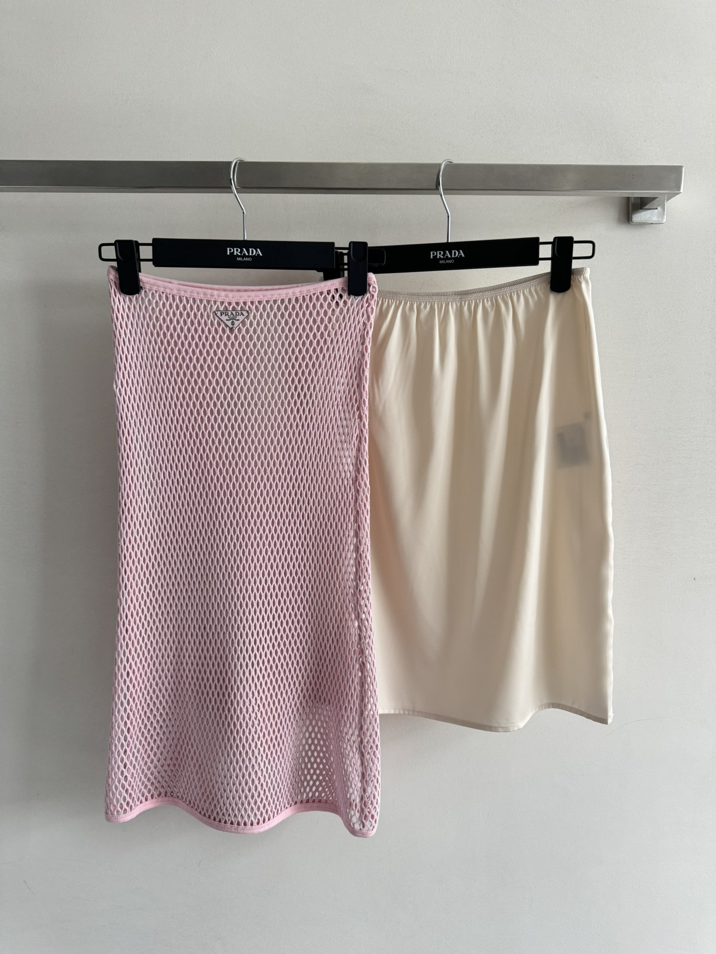 NO:332101,Prad*25SS new pink hollow skirt unlocks the fashionable new 