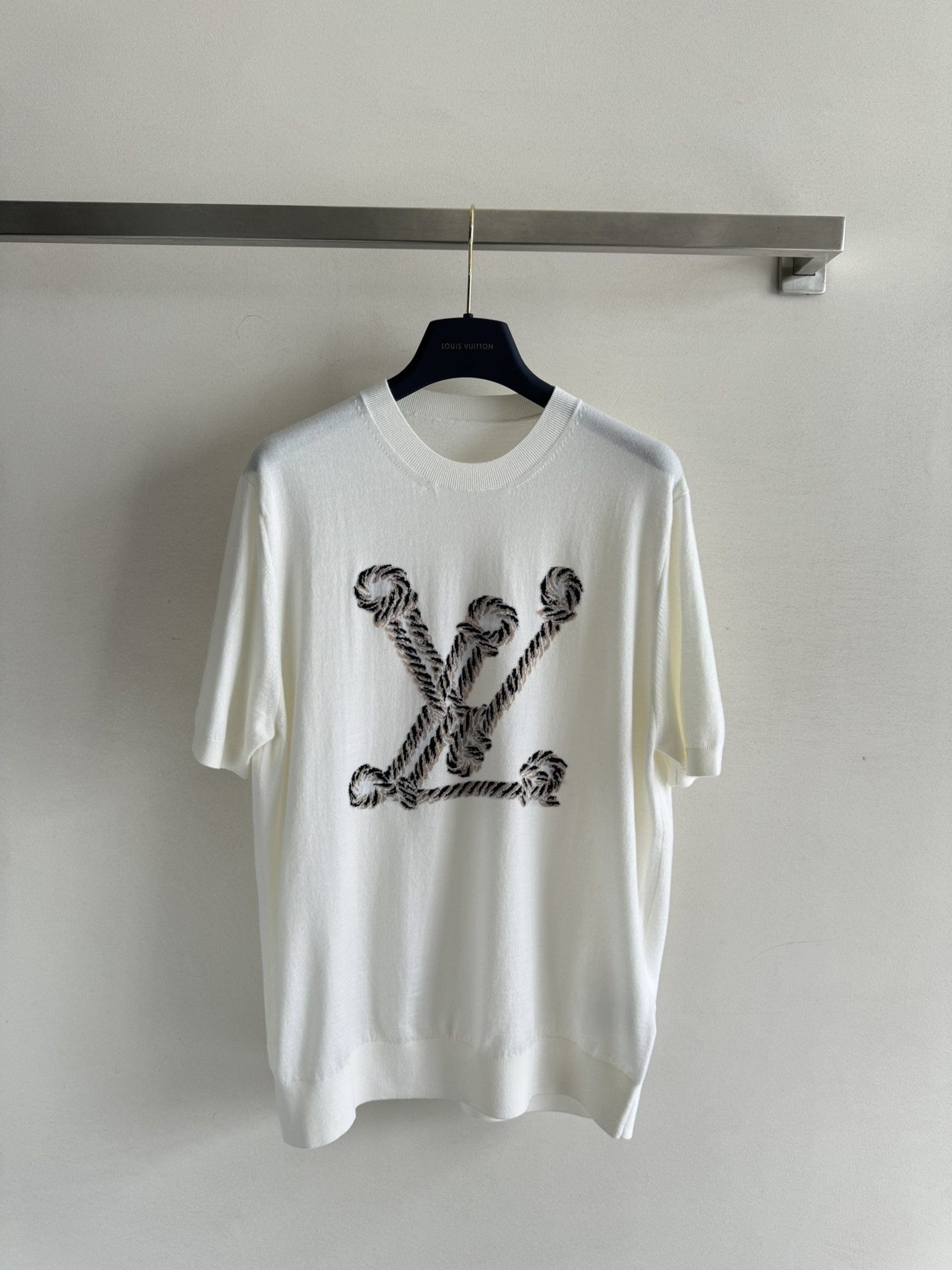 NO:332358,LV25SS new style of pullover knitted chest logo knot printed embellishments, the fabric is soft and delicate, very neic, simple and elegant, and it is a daily casual and versatile style!  Two colors SML, louis vuitton,alexander wang19860909LV25SS新款套头针织胸前logo绳结印花点缀,面料柔软细腻很neic 简约大方,日常休闲百搭款！两色 SML,,louis vuitton,alexander wang,Women's clothing