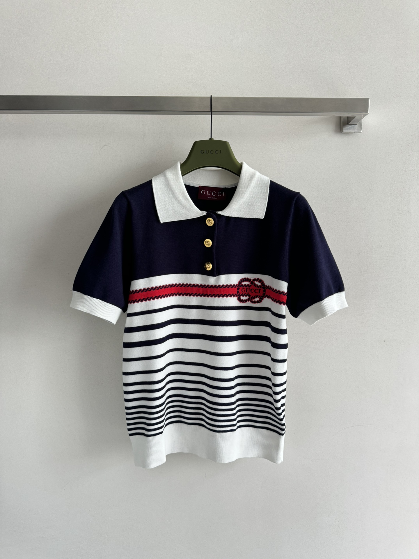 NO:332337,GUCC*25SS new contrasting striped polo shirt, classic striped contrasting lapel design, paired with double G letter printing on the chest, versatile and fashionable, classic and out of style, fashionable people must enter!  Two-color SML, gucci, alexander wang19860909GUCC*25SS新款撞色条纹polo衫,经典条纹撞色翻领设计,搭配胸前双G字母印花装饰,百搭时髦,经典不过时,时髦精们必入！两色SML,,gucci,alexander wang,Women's clothing