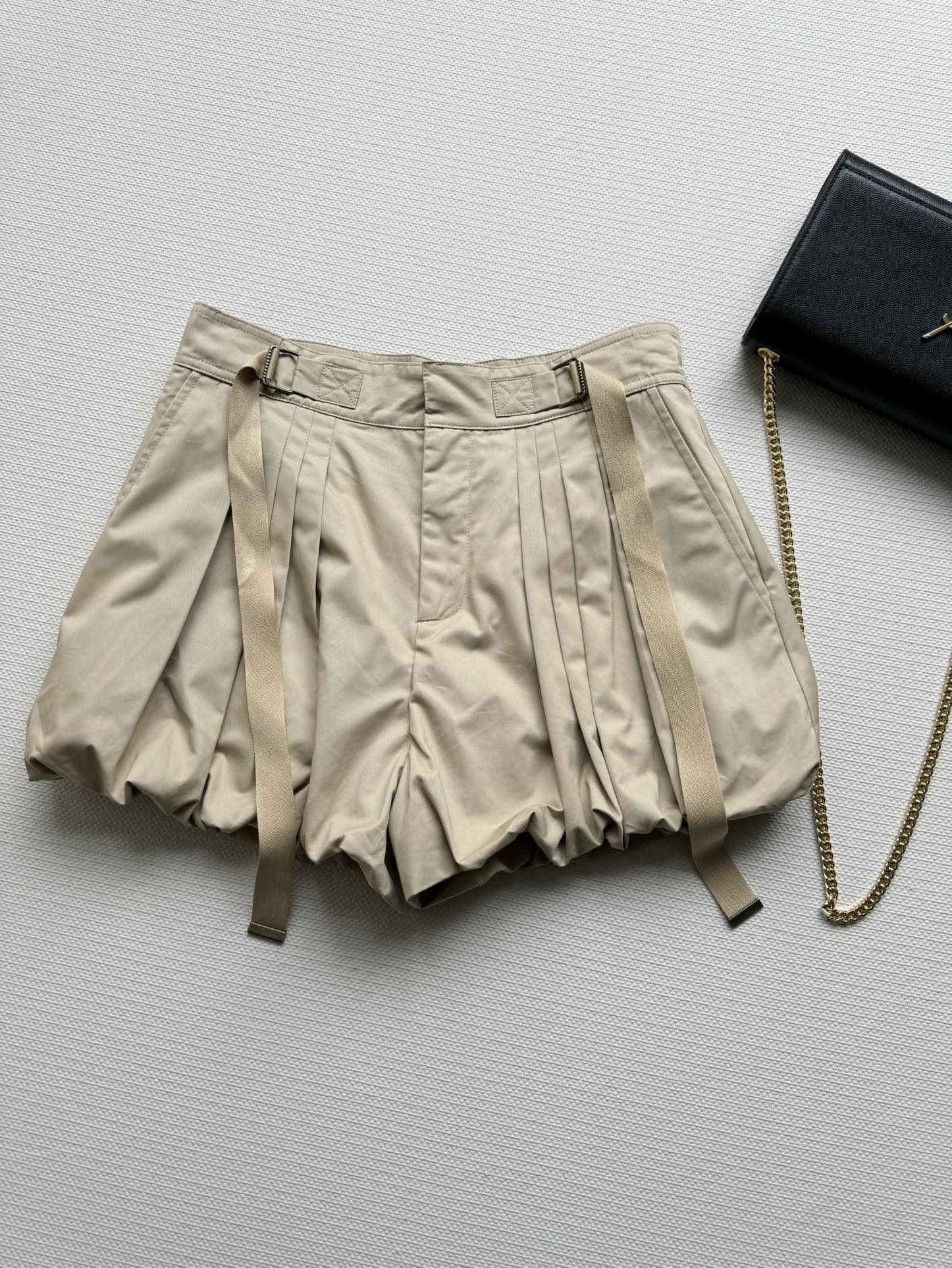 NO:332348,Chlo*25 spring and summer new webbing lantern shorts, retro and fashionable, the upper body is very beautiful, high waist pleated flower bud leg design, age-reducing casual waist positioning logo embroidery low-key luxury, fashionable and versatile, summer essential items available in three colors SML, chloe, shorts, alexander wang19860909Chlo*25春夏新款织带灯笼短裤,复古时髦,上身非常好看高腰褶裥花苞裤腿设计 减龄休闲感后腰定位logo刺绣低调奢华,时尚百搭 夏天必备单品三色可选SML,,chloe,shorts,alexander wang,Women's clothing