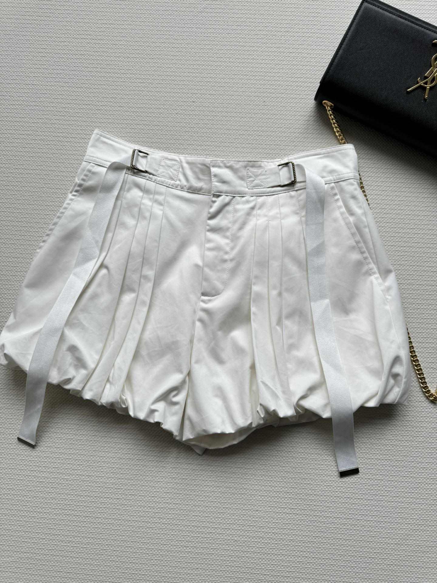 NO:332355,Chlo*25 spring and summer new webbing lantern shorts, retro and fashionable, the upper body is very beautiful, high waist pleated flower bud leg design, age-reducing casual waist positioning logo embroidery low-key luxury, fashionable and versatile, summer essential items available in three colors SML, chloe, shorts, alexander wang19860909Chlo*25春夏新款织带灯笼短裤,复古时髦,上身非常好看高腰褶裥花苞裤腿设计 减龄休闲感后腰定位logo刺绣低调奢华,时尚百搭 夏天必备单品三色可选SML,,chloe,shorts,alexander wang,Women's clothing