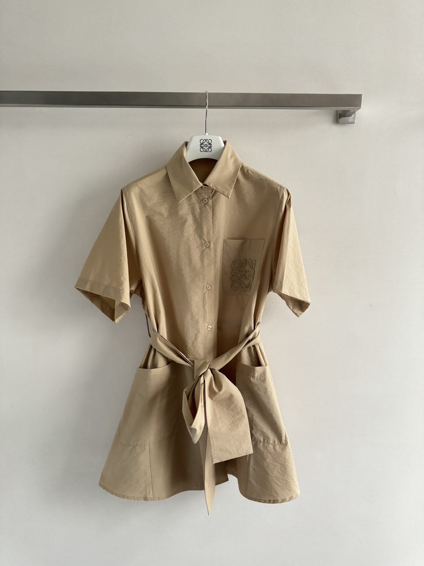 NO:332733,Low*25SS new college style dress!  The material has both breathability and comfort. The three-dimensional tailoring allows every inch of fabric to fit the body, showing unparalleled elegant lines. The streamlined line design not only retains the ability of the shirt but also incorporates the softness of the skirt. It is really amazing!  The waist strap design perfectly improves the body proportions. The embroidered logo on the chest adds a hint of academic atmosphere~ Whether it is daily travel or attending parties, it is suitable for SML-, skirts, shirts, alexander wang19860909Low*25SS新品学院风连衣裙！材质透气性和舒适性兼具.立体剪裁,让每一寸布料都贴合身形,展现出无与伦比的优雅线条.精简的线条感设计,既保留了衬衫的干练,又融入了裙装的柔美,真的是绝了！腰间绑带设计,完美提升身材比例.胸前的刺绣Logo又增添一丝学院气息~无论是日常出行还是参加聚会都适合SML-,,skirts,shirts,alexander wang,Women's clothing