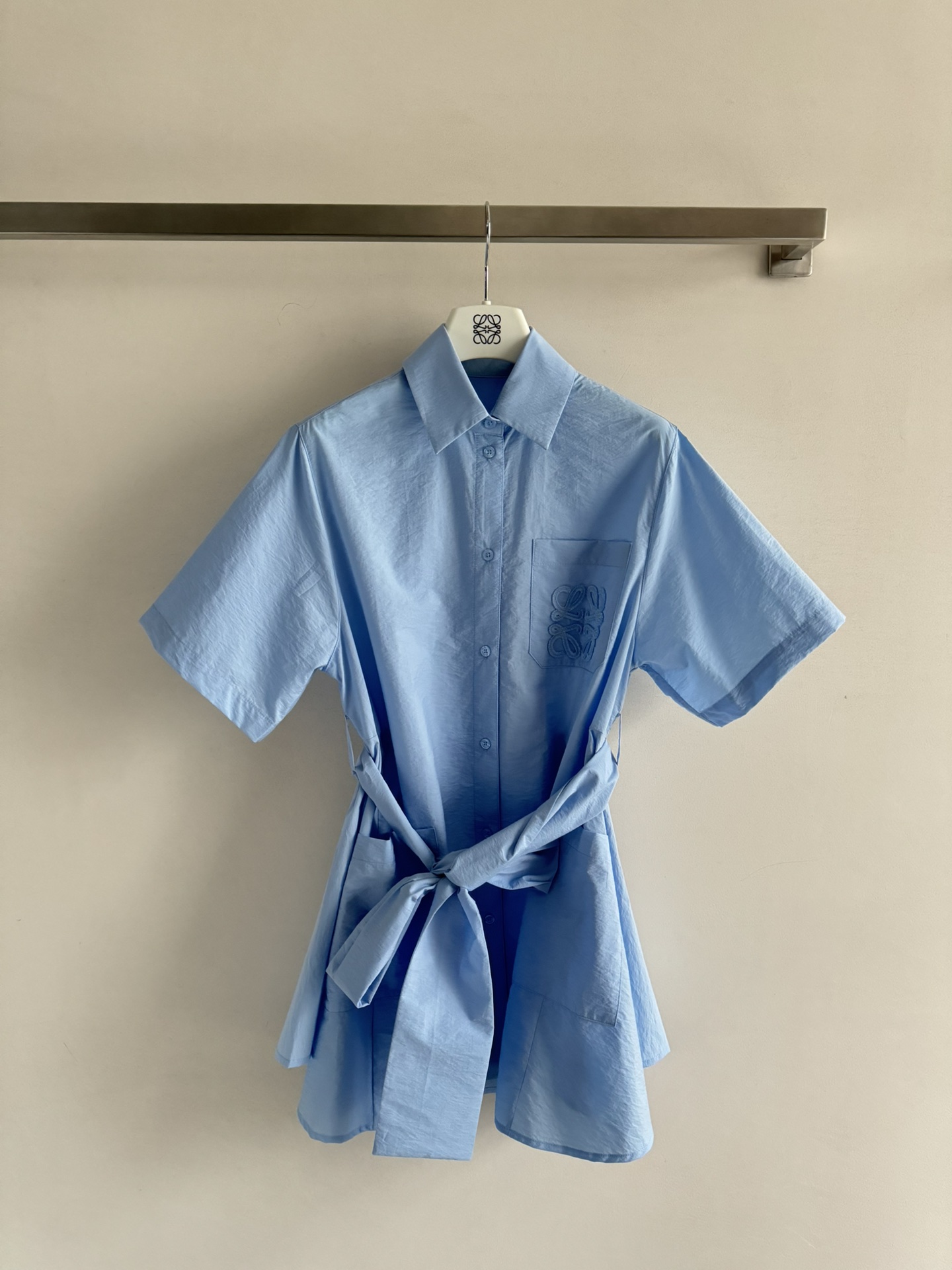 NO:332739,Low*25SS new college style dress!  The material has both breathability and comfort. The three-dimensional tailoring allows every inch of fabric to fit the body, showing unparalleled elegant lines. The streamlined line design not only retains the ability of the shirt but also incorporates the softness of the skirt. It is really amazing!  The waist strap design perfectly improves the body proportions. The embroidered logo on the chest adds a hint of academic atmosphere~ Whether it is daily travel or attending parties, it is suitable for SML-, skirts, shirts, alexander wang19860909Low*25SS新品学院风连衣裙！材质透气性和舒适性兼具.立体剪裁,让每一寸布料都贴合身形,展现出无与伦比的优雅线条.精简的线条感设计,既保留了衬衫的干练,又融入了裙装的柔美,真的是绝了！腰间绑带设计,完美提升身材比例.胸前的刺绣Logo又增添一丝学院气息~无论是日常出行还是参加聚会都适合SML-,,skirts,shirts,alexander wang,Women's clothing