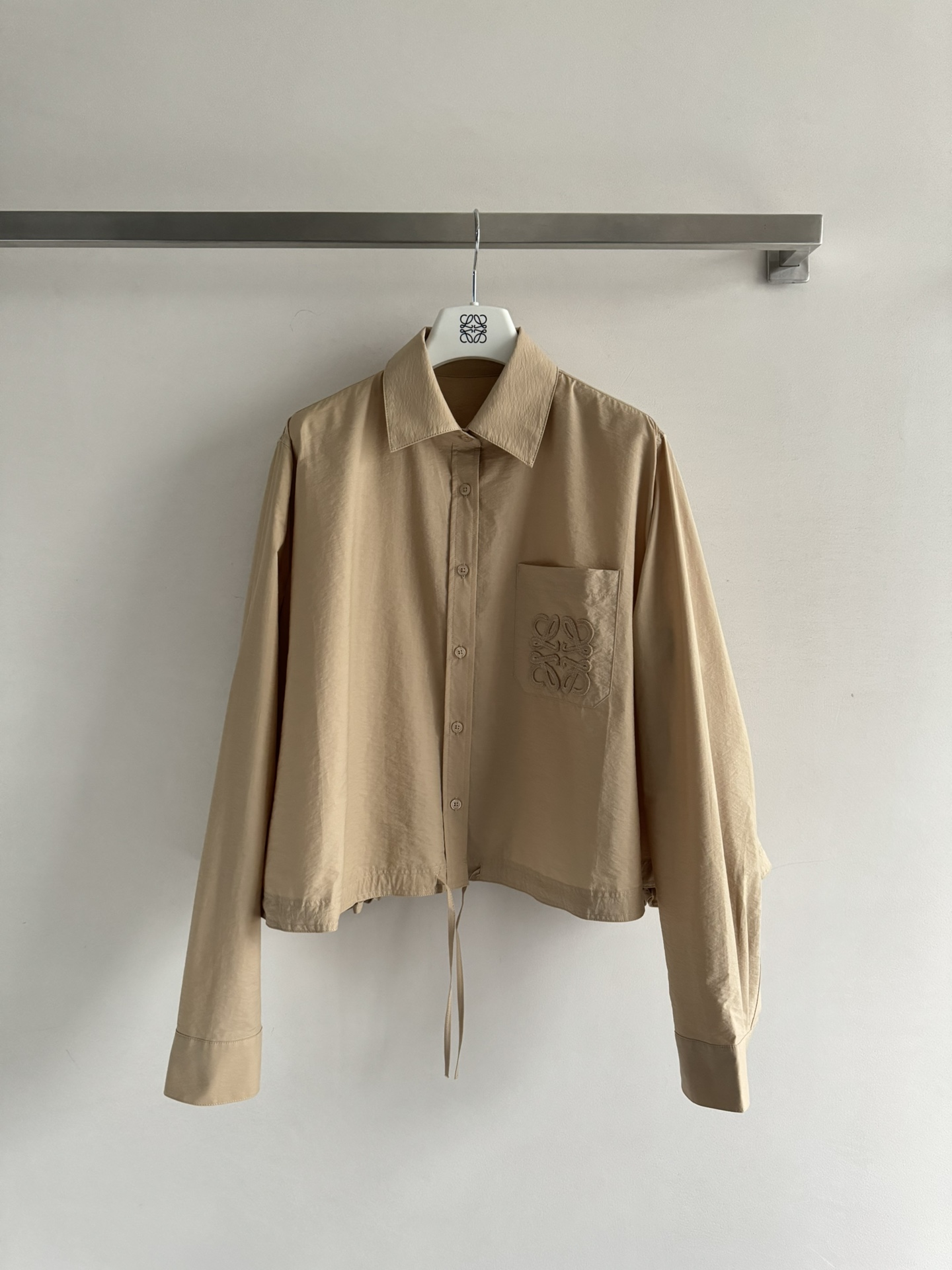 NO:332753,Loew*25ss new drawstring shirt classic lapel, simple and elegant, no matter how you wear it, there will be no mistakes. The front button is full of retro charm, the hem drawstring design is amazing, casually adjust, the style changes instantly. The exquisite brand embroidery embellishment on the pocket is sweet and salty. The single wear is refreshing. The exterior is very layered, and the atmosphere is perfectly worn. The dressing artifact SML-,,loewe,alexander wang19860909Loew*25ss新款抽绳衬衣经典翻领,简约大方,是怎么穿都不会出错的存在前襟纽扣,复古韵味满满下摆抽绳设计绝绝子,随意一调,风格秒变 可甜可盐口袋上精致的品牌刺绣点缀吸晴 单穿清爽 外搭很有层次感,妥妥氛围感穿搭神器SML-,,loewe,alexander wang,Women's clothing