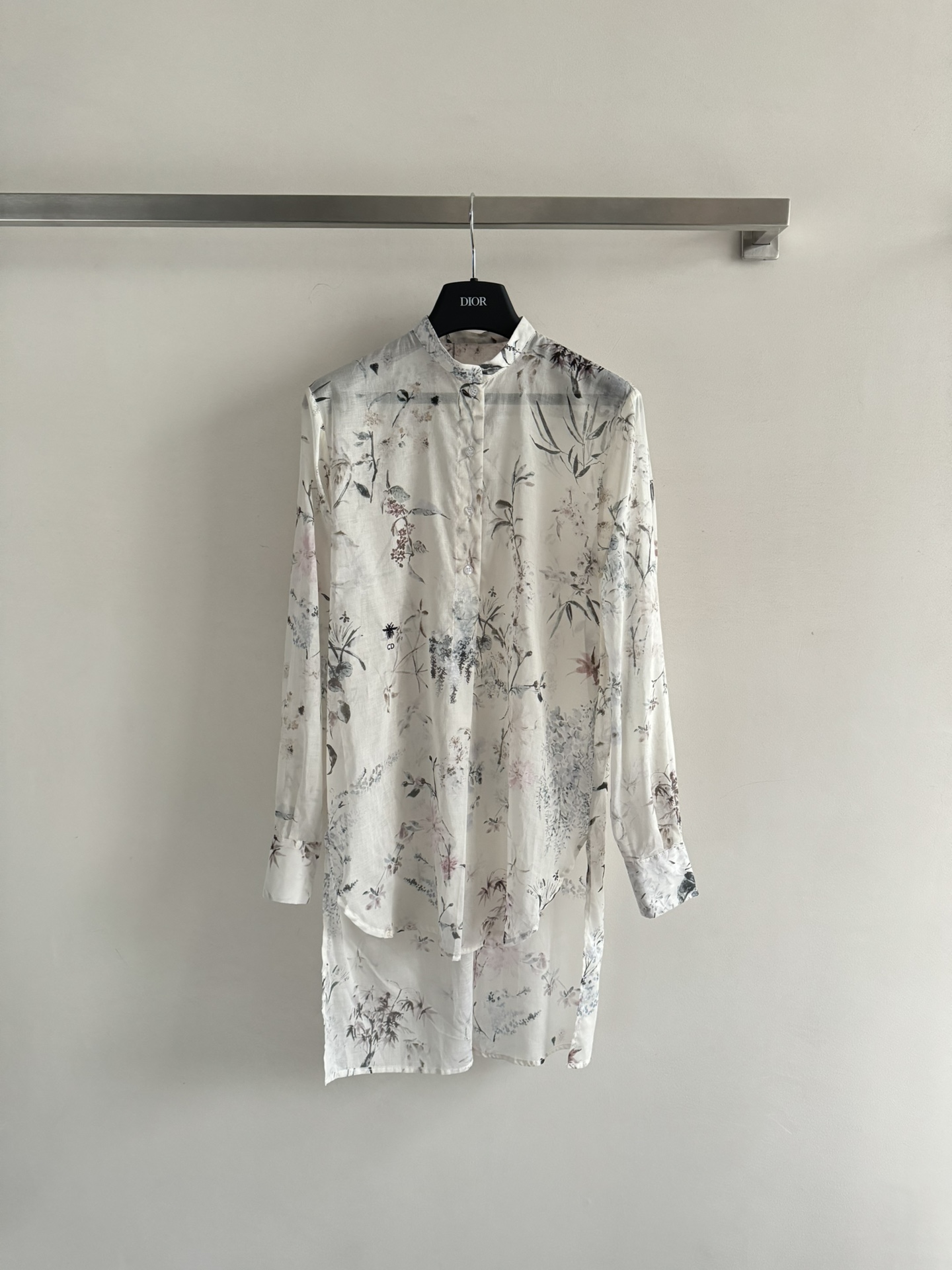 NO:332748,The new Dio*25SS latest series floral stand-collar shirt with a light texture and a lightweight fabric. The fabric is cool and skin-friendly. The soft and smooth avatar. The small stand-collar short front and long back design. The style can be layered with long skirts. The penetration process is full of flowers and grass print patterns. The charm of the brand is highlighted. The button half-clad design is convenient to put on and off. The shoulder cuffs are appropriately cut, which makes it more exquisite and fashionable. Clear and lively~ SML,,dior, skirts,shirts,alexander wang19860909新款Dio*25SS最新系列花卉立领衬衫质地轻薄微透 面料凉爽亲肤轻薄 柔软与顺滑的化身 小立领前短后长设计 版型可做长裙叠穿 渗透工艺满花草印花图案 彰显品牌的魅力气质调性 钮扣半开襟设计穿脱便利 肩部袖口裁剪得体 更显精致时髦洋气 清透又灵动～ SML,,dior,skirts,shirts,alexander wang,Women's clothing