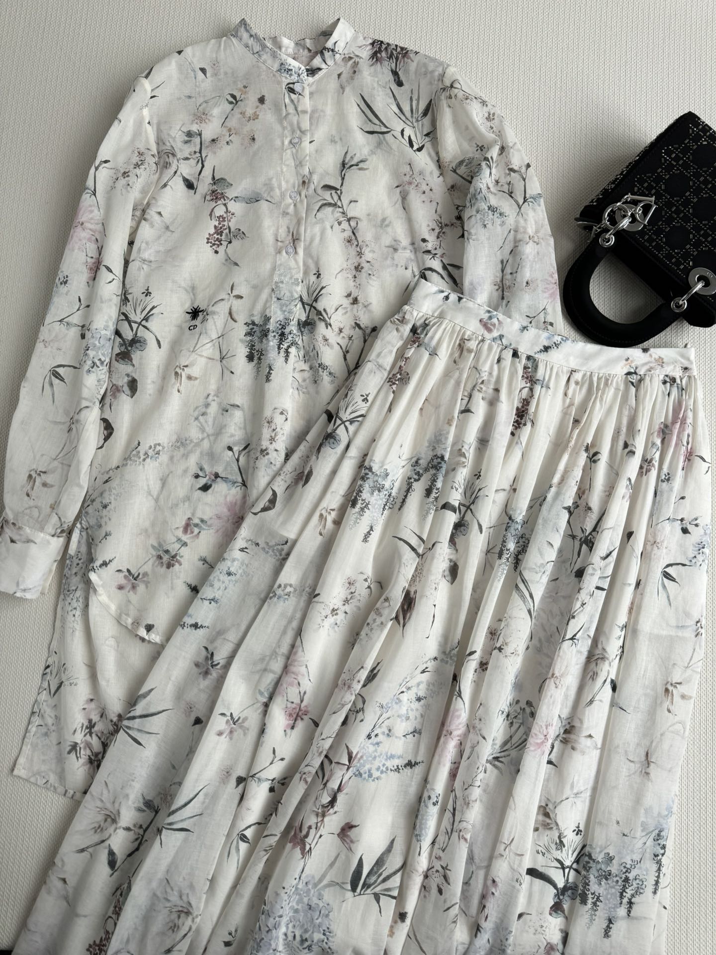 NO:332751,The new Dio*25SS latest series of floral printed skirts are carefully made of YB cotton fabric. The texture is breathable and skin-friendly. The light and fluttering upper body is so comfortable. The super large pleated skirt is very material. The upper body is super atmospheric and shows high-end elegant temperament!  ＳＭＬ,,dior,skirts,alexander wang19860909新款Dio*25SS最新系列花卉印花半身裙定制YB棉质面料精心制作 质感透气亲肤 轻飘飘的上身好舒服 超大收褶裙摆用料很足 上身超大气 尽显高级优雅气质！ＳＭＬ,,dior,skirts,alexander wang,Women's clothing