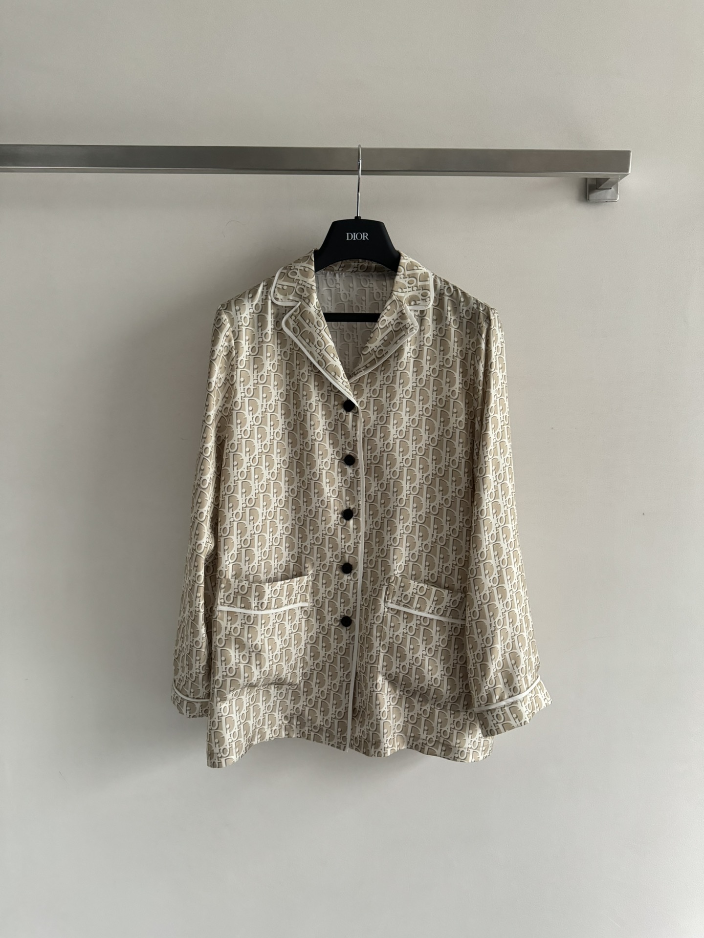 NO:332742,Dio*25SS new silk long-sleeved shirt, full of classic printed pattern design, loose and comfortable style, casual and free, noble and generous. The heavy silk fabric slides through the skin like silk, bringing unparalleled comfort, with a super nice texture, and the upper body shows your unique and elegant figure!  Recommend a set of matching SMLXL, dior,shirts, real silk, alexander wang19860909Dio*25SS新款真丝长袖衬衫,满经典印花图案设计,版型宽松舒适,随性洒脱,贵气大方,重磅真丝的面料 ,如丝般滑过肌肤,带来无与伦比的舒适感,质感超nice,上身展现出你独特个性的优雅身姿！推荐一套搭配SMLXL,,dior,shirts,real silk,alexander wang,Women's clothing