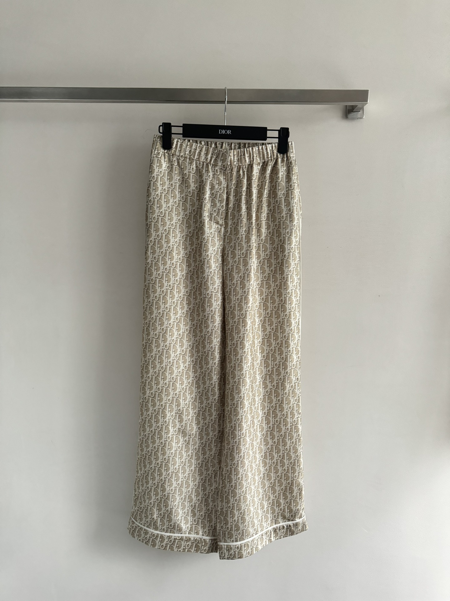 NO:332745,Dio*25SS new elastic waist silk wide-leg trousers, full of comfort. Classic printed pattern elements are very noble, the upper body is casual and free, and the silk fabric is silky and smooth, bringing unparalleled comfort across the skin, bringing unparalleled comfort, and the texture is super nice. A set of recommendations shows your unique and personal elegant posture SMLXL!  ,dior,real silk,alexander wang19860909Dio*25SS新款松紧腰真丝阔腿长裤,舒适度十足 经典印花图案元素,贵气十足,上身随性洒脱,落落大方,真丝面料 如丝般滑过肌肤,带来无与伦比的舒适感,质感超nice,一套推荐,展现出你独特个性的优雅身姿SMLXL！,,dior,real silk,alexander wang,Women's clothing