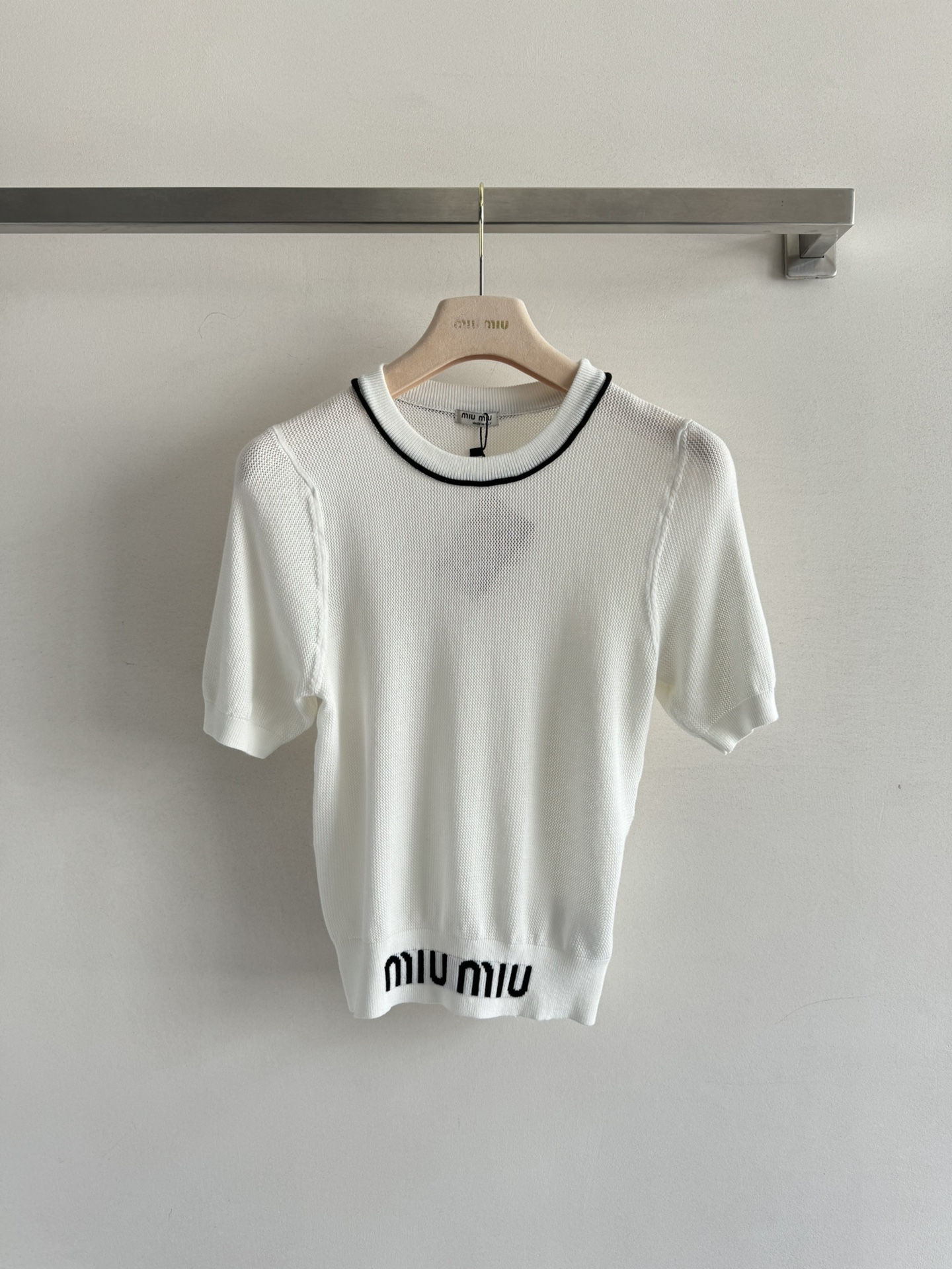 NO:333018,MiuMi*25SS new pullover design sense hollow pullover. The upper body is free and casual, the regular style is elastic, and the body is inclusive and the body is added to the comfort. Any combination can be worn to create a fashionable feeling. SML-,,miumiu,alexander wang19860909MiuMi*25SS新款套头衫设计感镂空套头衫 上身自由随性,常规版型带弹力 包容身材为舒适加分随便一搭都能穿出时尚感SML-,,miumiu,alexander wang,Women's clothing