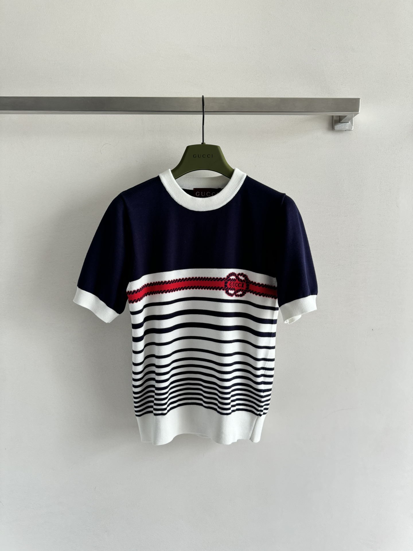 NO:333021,GUCC's newest round-neck striped shirt, the whole body contrasting striped design makes the visual fuller texture, the brand logo on the chest highlights the artistic atmosphere of the academy style. The matching is unlimited, super age-reducing SML-,,gucci,alexander wang19860909GUCC*新款圆领条纹衫通体撞色条纹设计 视觉更显饱满质感胸前品牌徽标logo凸显学院风文艺气息 搭配不受限,超级减龄SML-,,gucci,alexander wang,Women's clothing