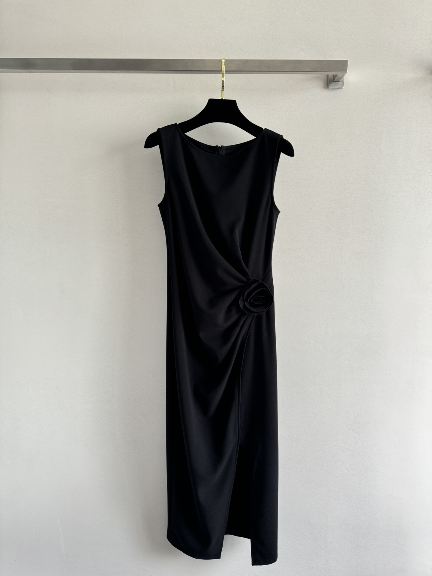 NO:333008,YESB*YESI*25SS three-dimensional flower slit dress This dress is one-shoulder design, which can easily create right-angle shoulders. The waist pleated design hides the belly and makes the waist slim. The three-dimensional flower shape is rich in visual effects. The high slit on the hem adds elegance and fashionable feeling. It is very suitable for commuting and attending important occasions. SML-, skirts, alexander wang19860909YESB*YESI*25SS立体花朵开衩连衣裙这款连衣裙一字肩设计 轻松打造直角肩 腰部抽褶设计隐藏小肚子显瘦腰部立体花造型丰富视觉效果 下摆高开衩增添优雅与时髦感超适合通勤和出席重要场合SML-,,skirts,alexander wang,Women's clothing